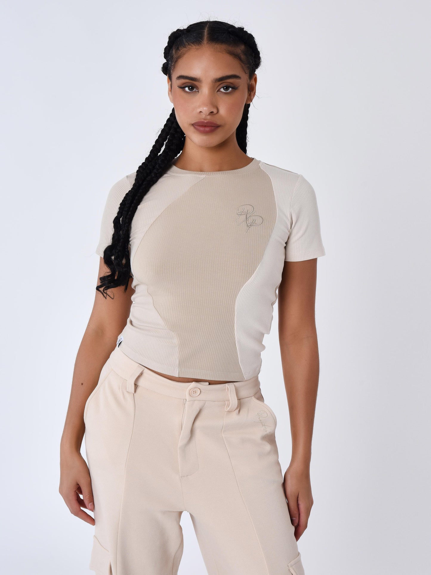 f231106-beige-modelshot