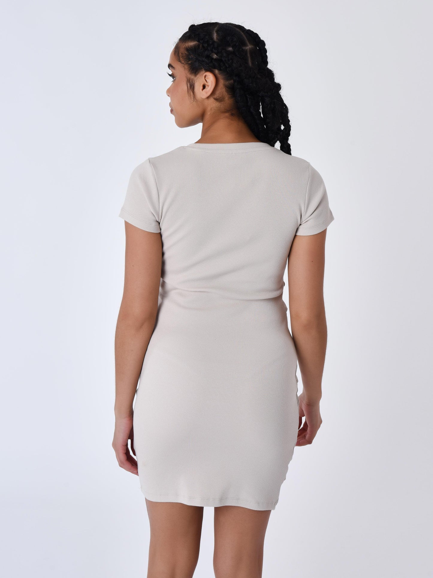 f231107-greige-modelshot