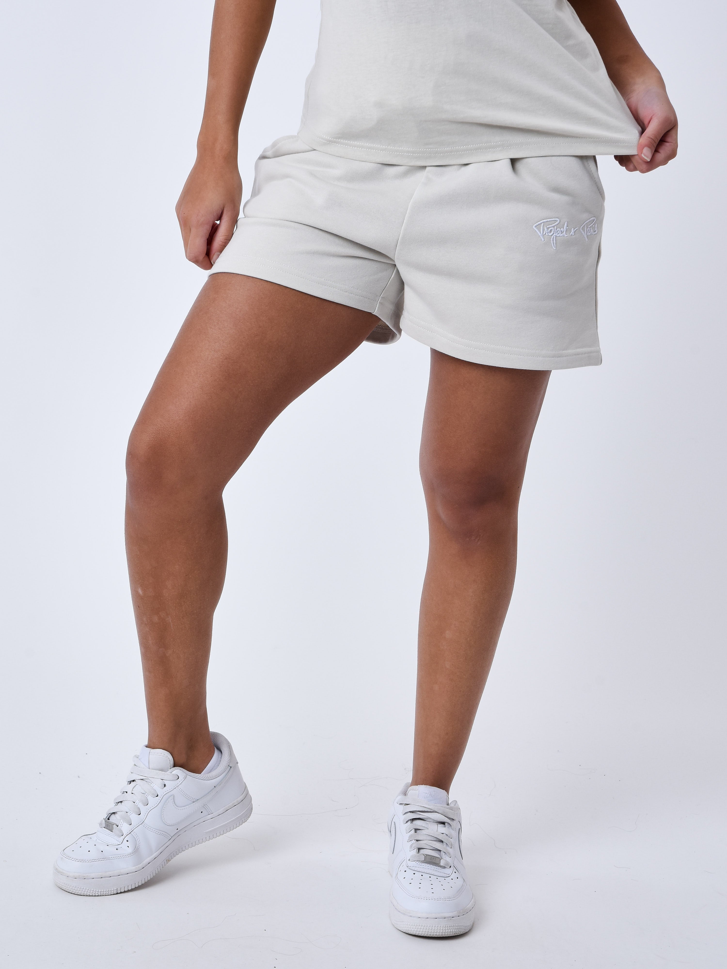 f234101-greige-modelshot