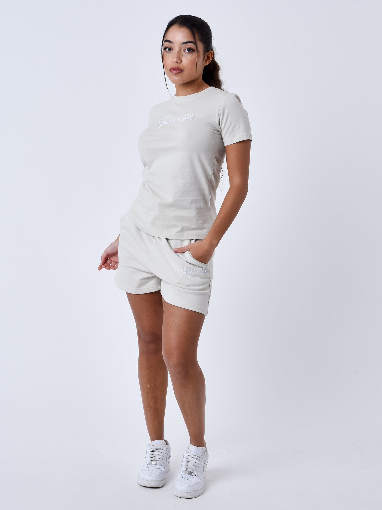 f234101-greige-modelshot