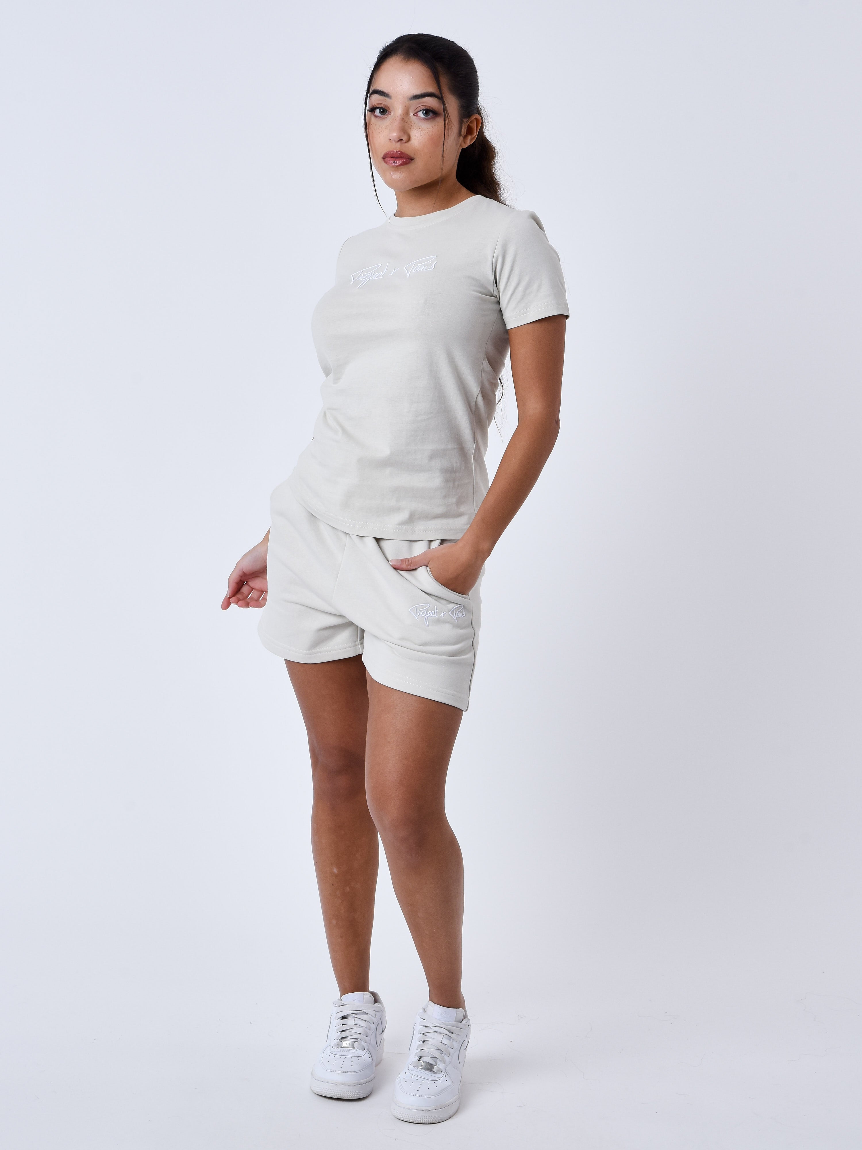 f234101-greige-modelshot