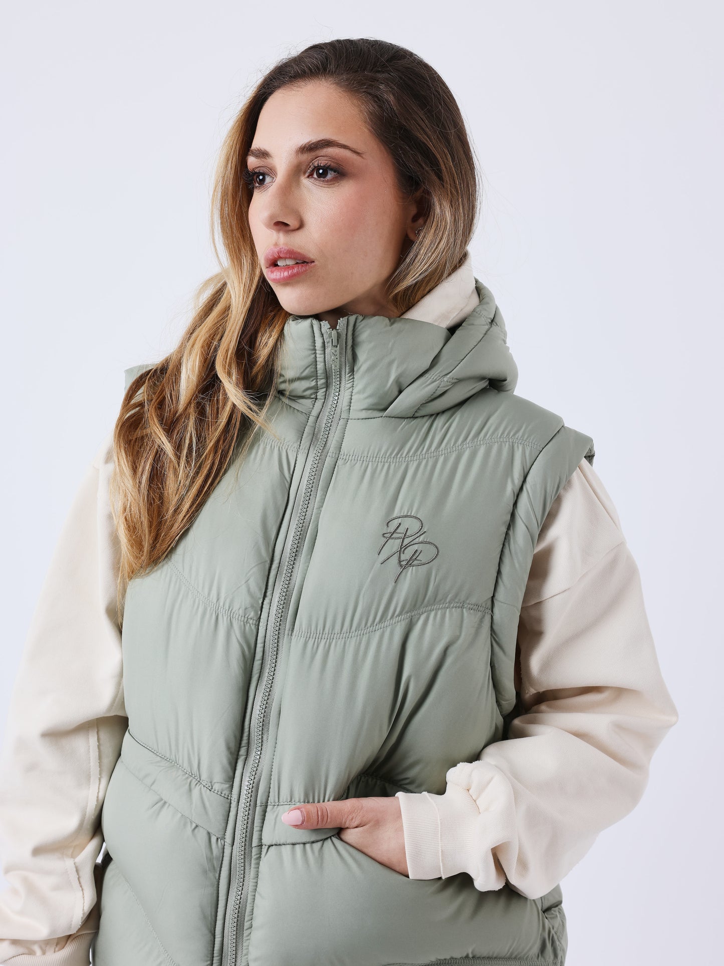 f235014a-olive-modelshot