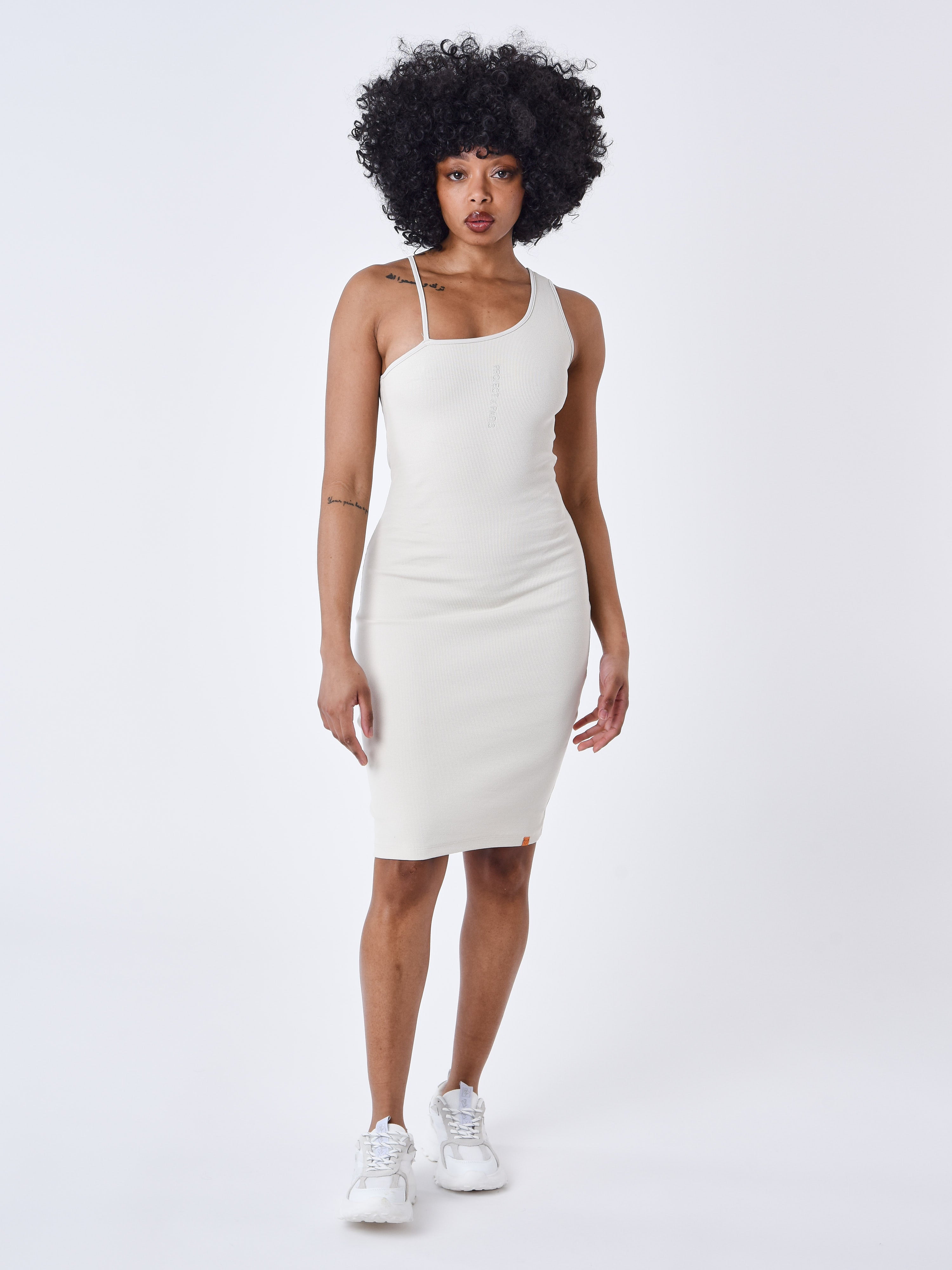 f237702-greige-modelshot