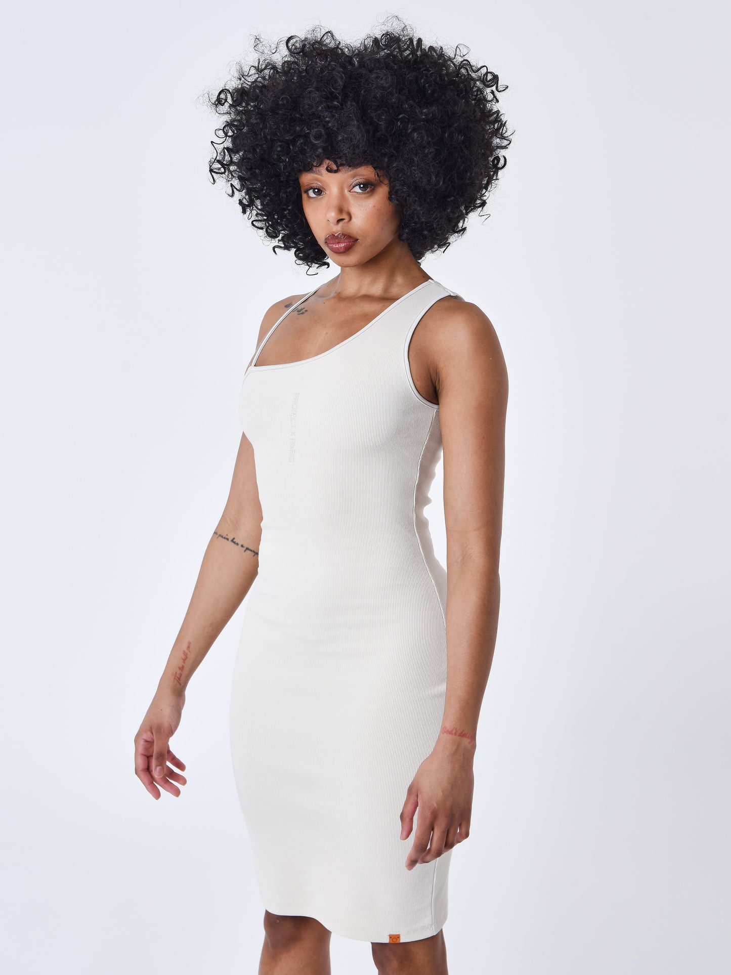 f237702-greige-modelshot