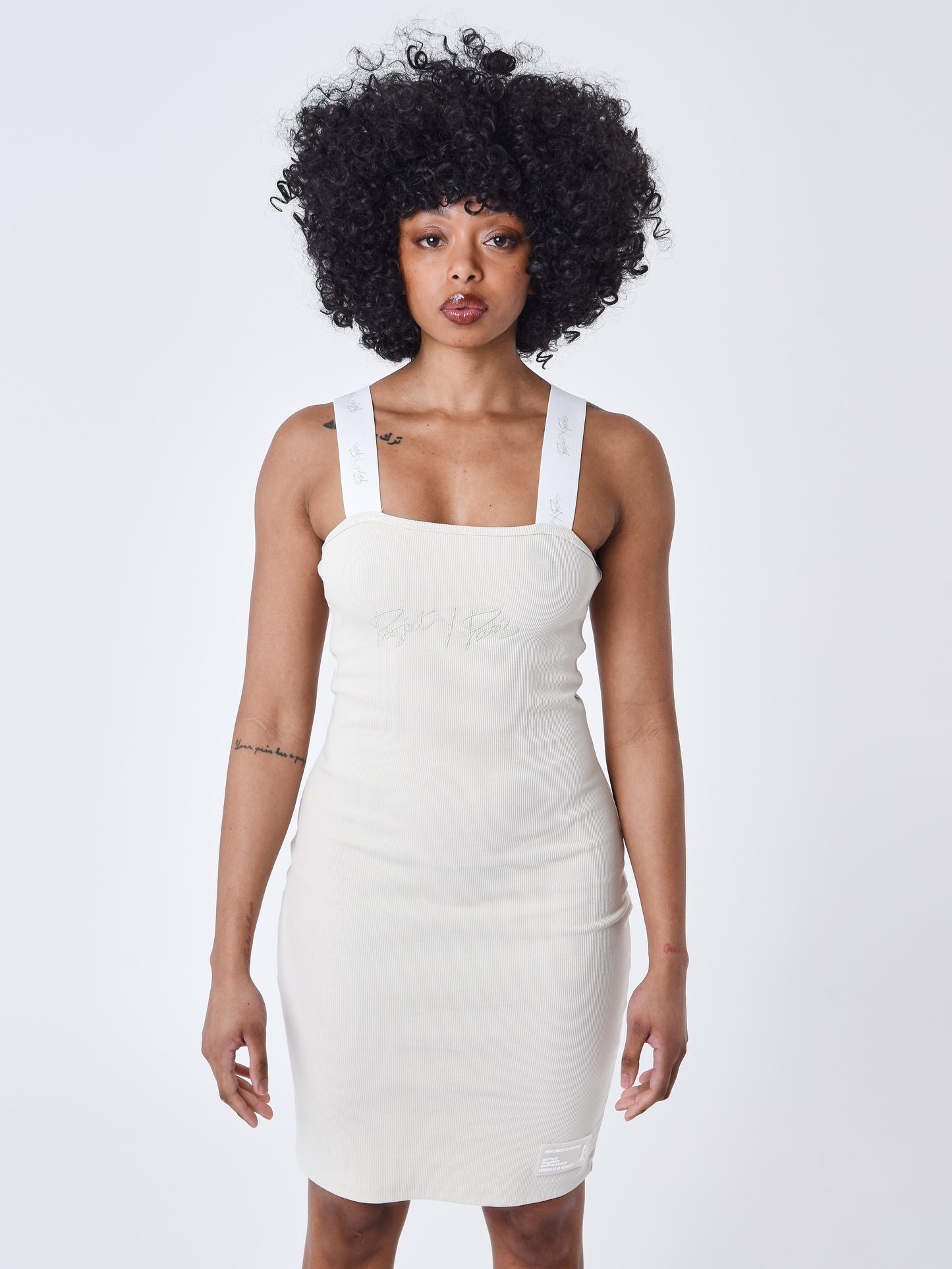 f237706-greige-modelshot