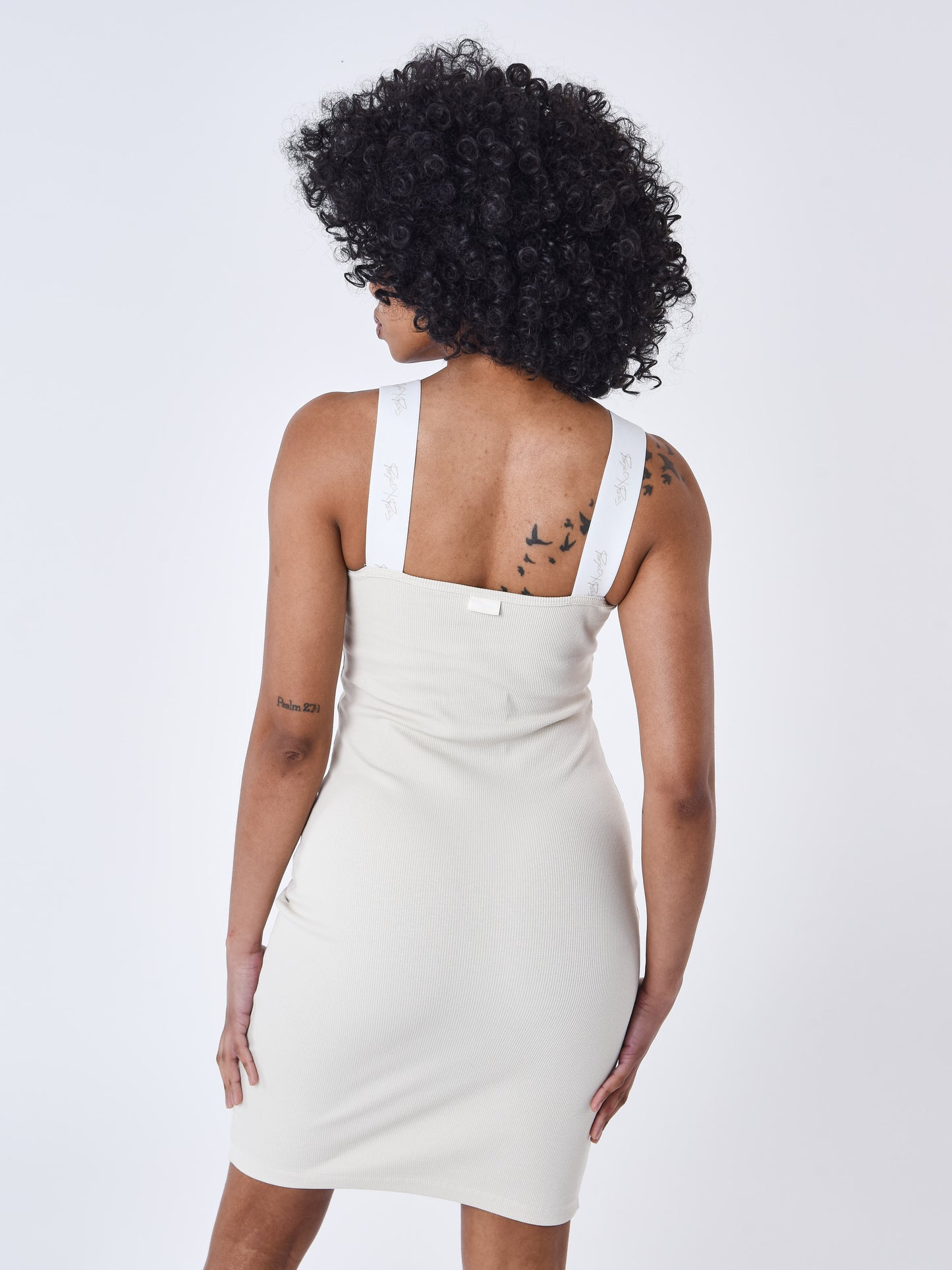 f237706-greige-modelshot