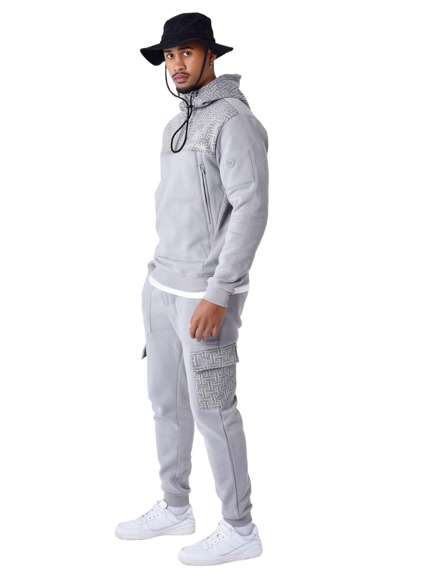 sweat-a-capuche-imprime-monogramme-gris-clair-modelshot