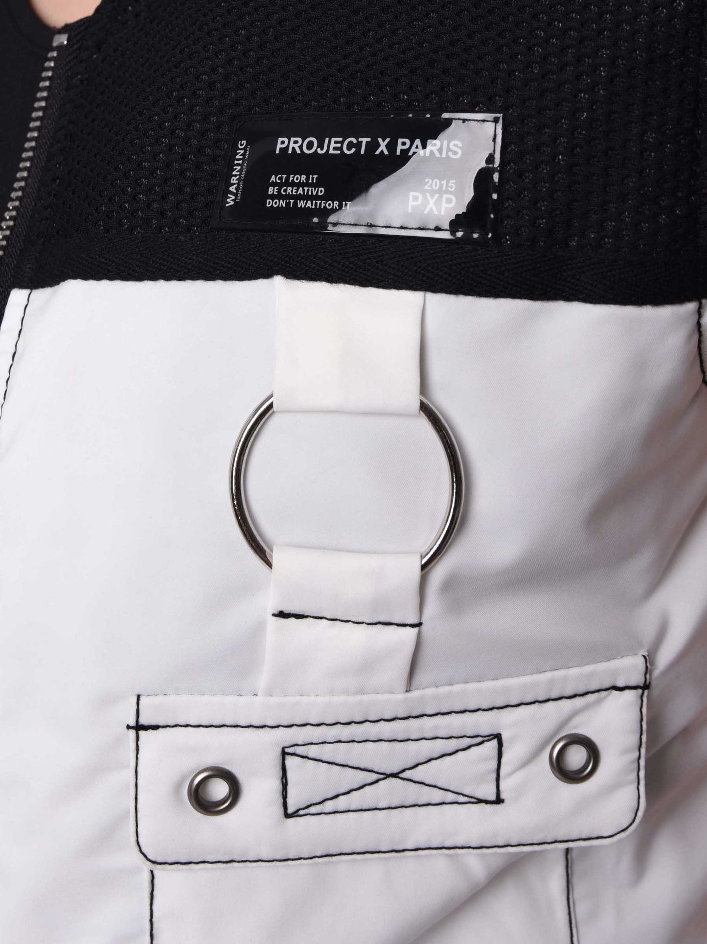 gilet-sans-manches-utility-coutures-contrastees-empiecement-mesh-f193069-blanc-detailshot