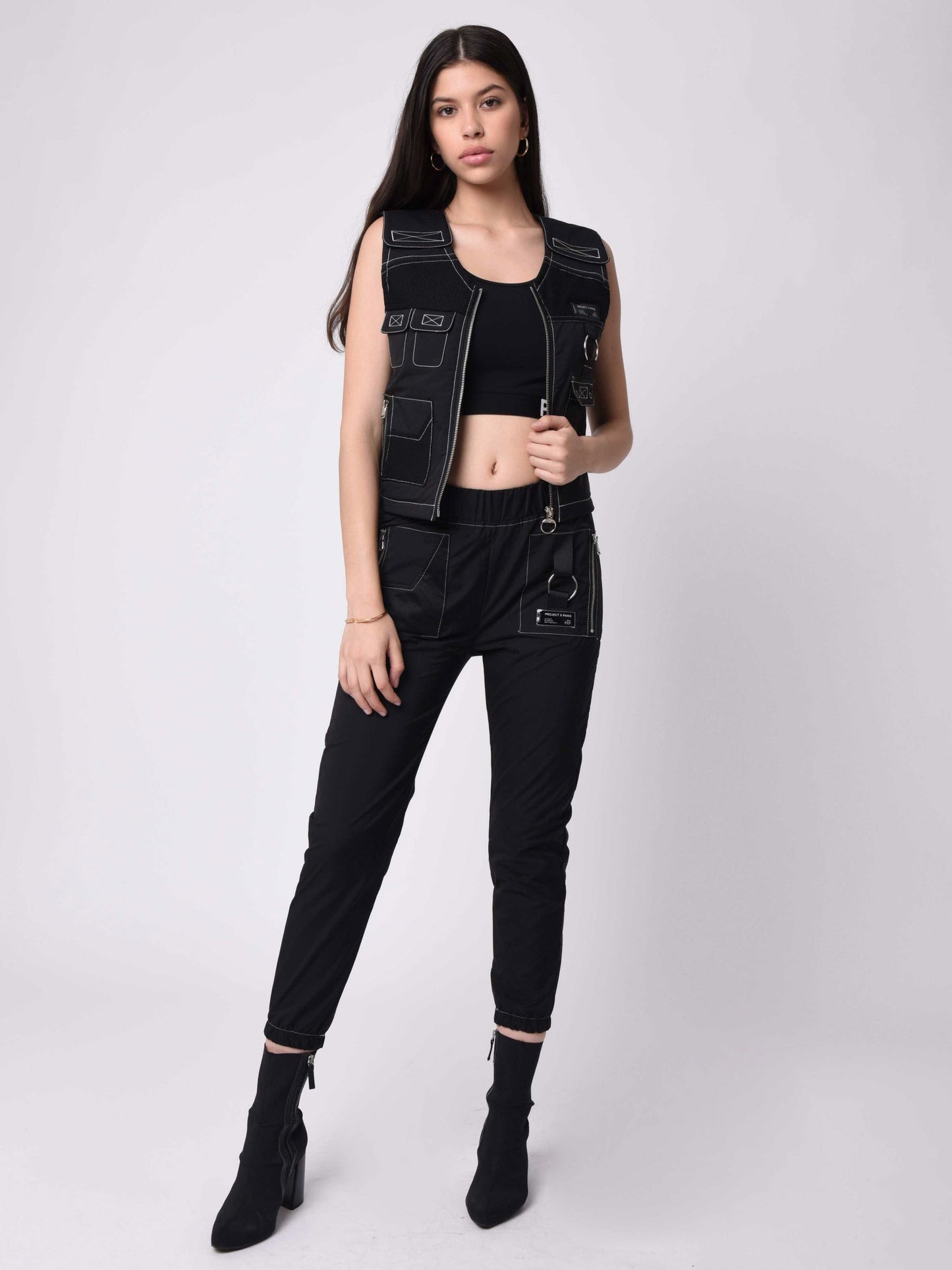 gilet-sans-manches-utility-coutures-contrastees-empiecement-mesh-f193069-noir