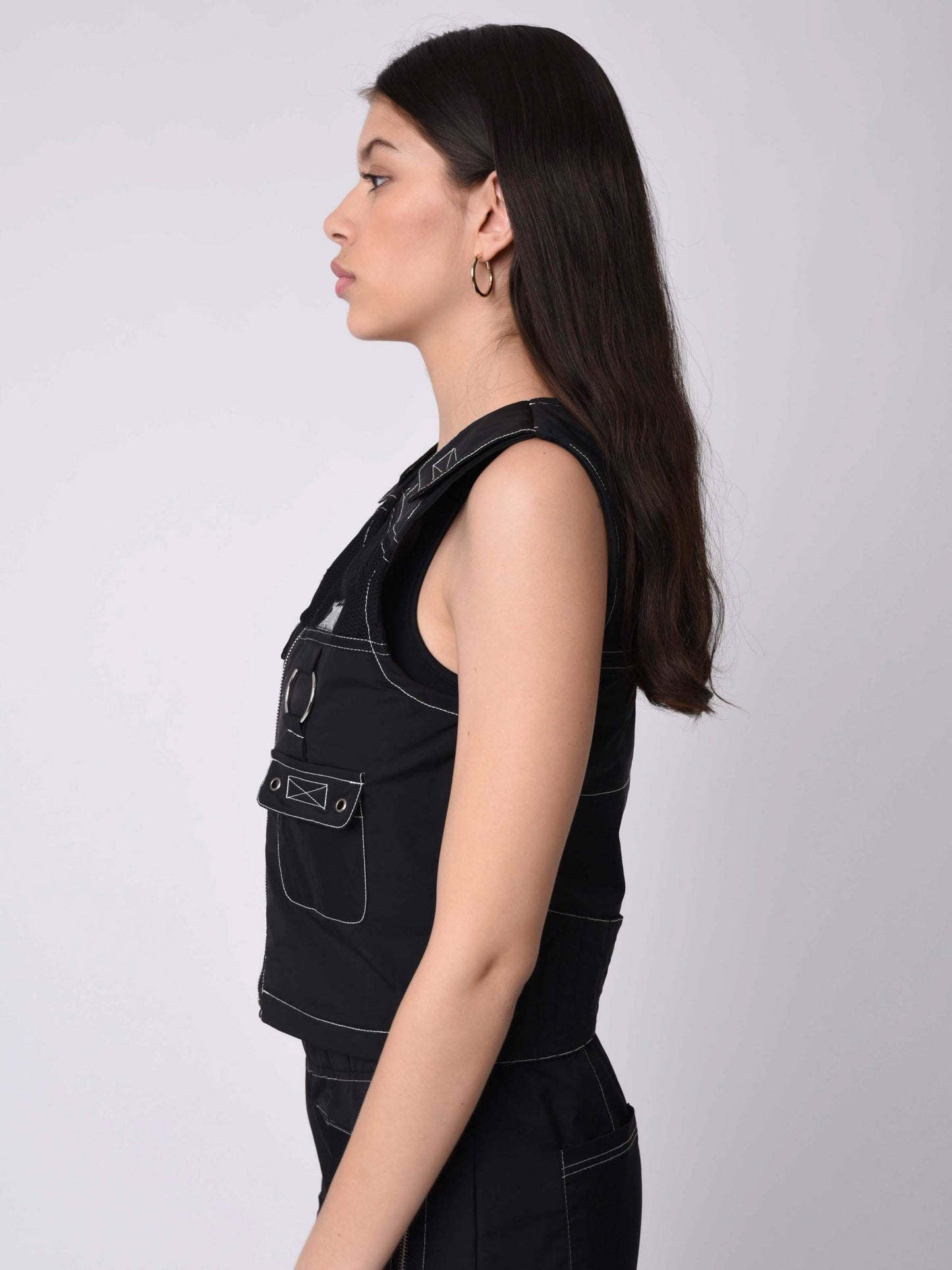 gilet-sans-manches-utility-coutures-contrastees-empiecement-mesh-f193069-noir