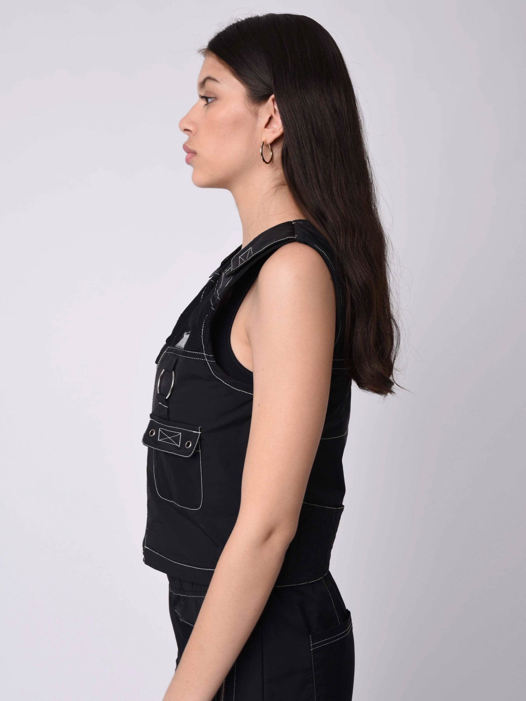 gilet-sans-manches-utility-coutures-contrastees-empiecement-mesh-f193069-noir