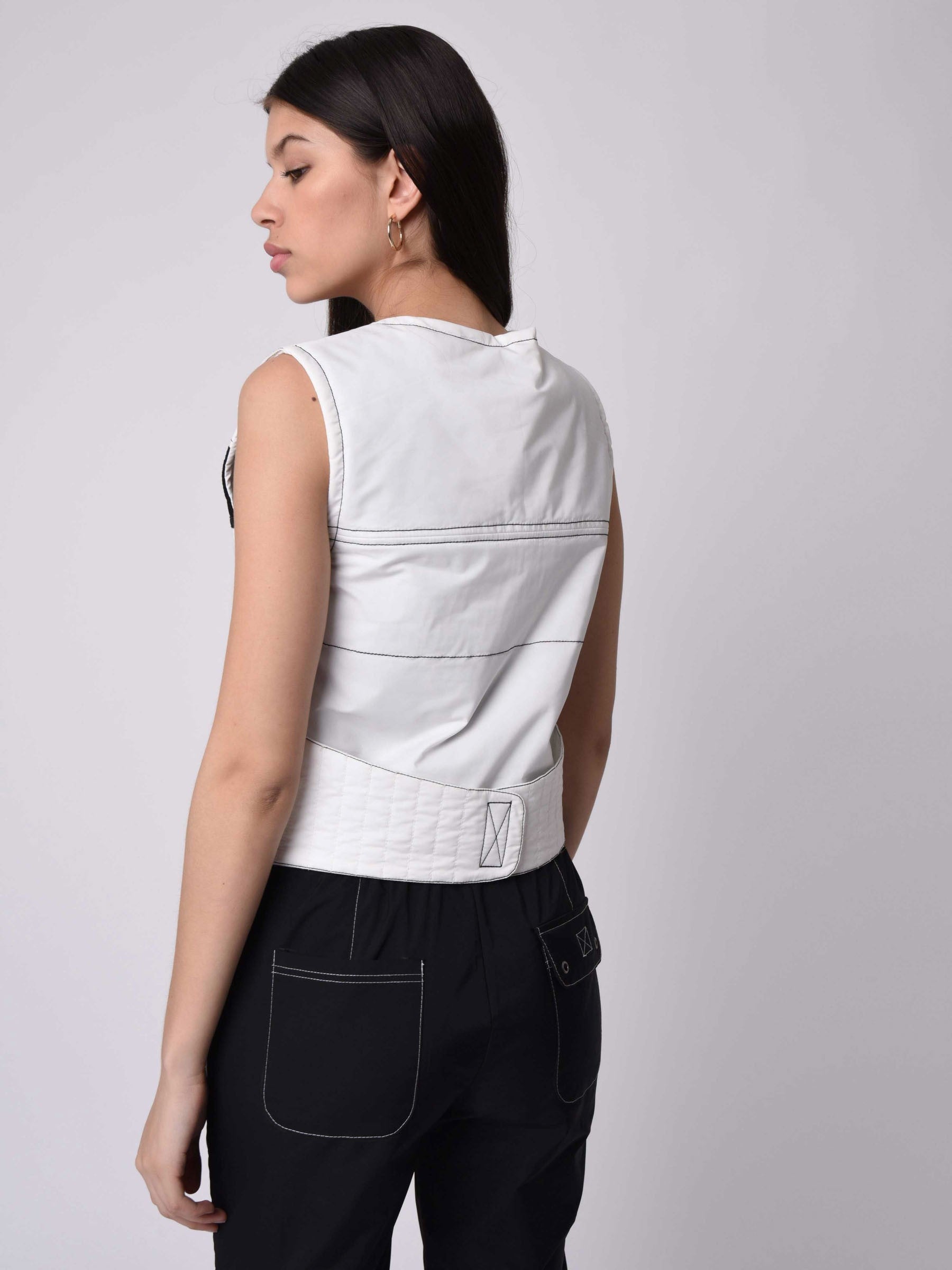 Utility mouwloos vest met contrasterende naden en mesh inzetstuk-4