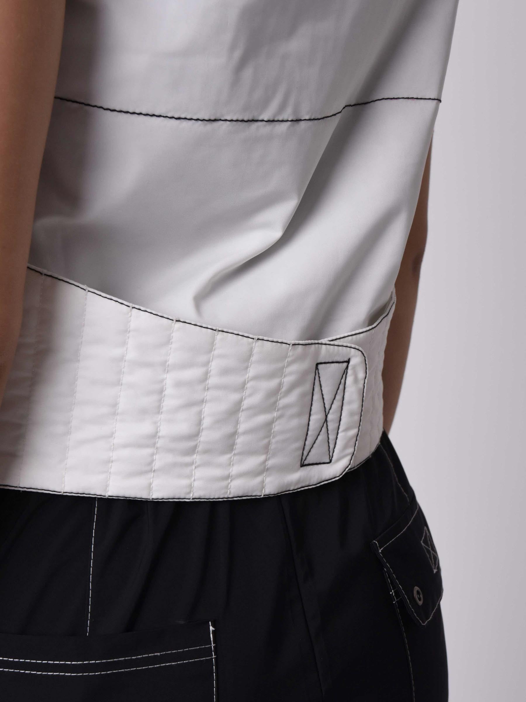 Utility mouwloos vest met contrasterende naden en mesh inzetstuk-5