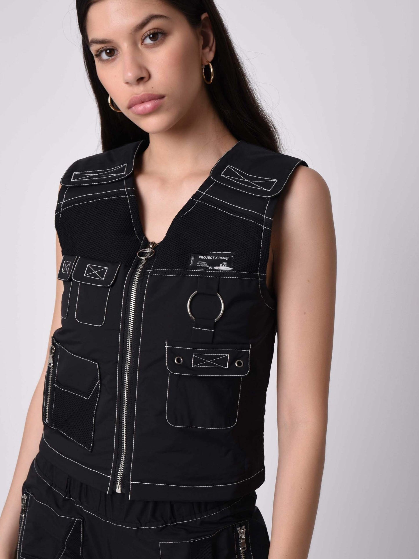 gilet-sans-manches-utility-coutures-contrastees-empiecement-mesh-f193069-noir