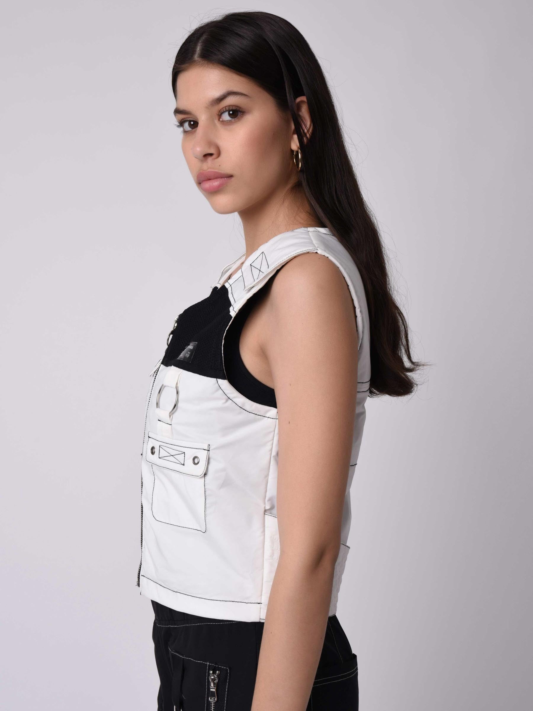 Utility mouwloos vest met contrasterende naden en mesh inzetstuk-3