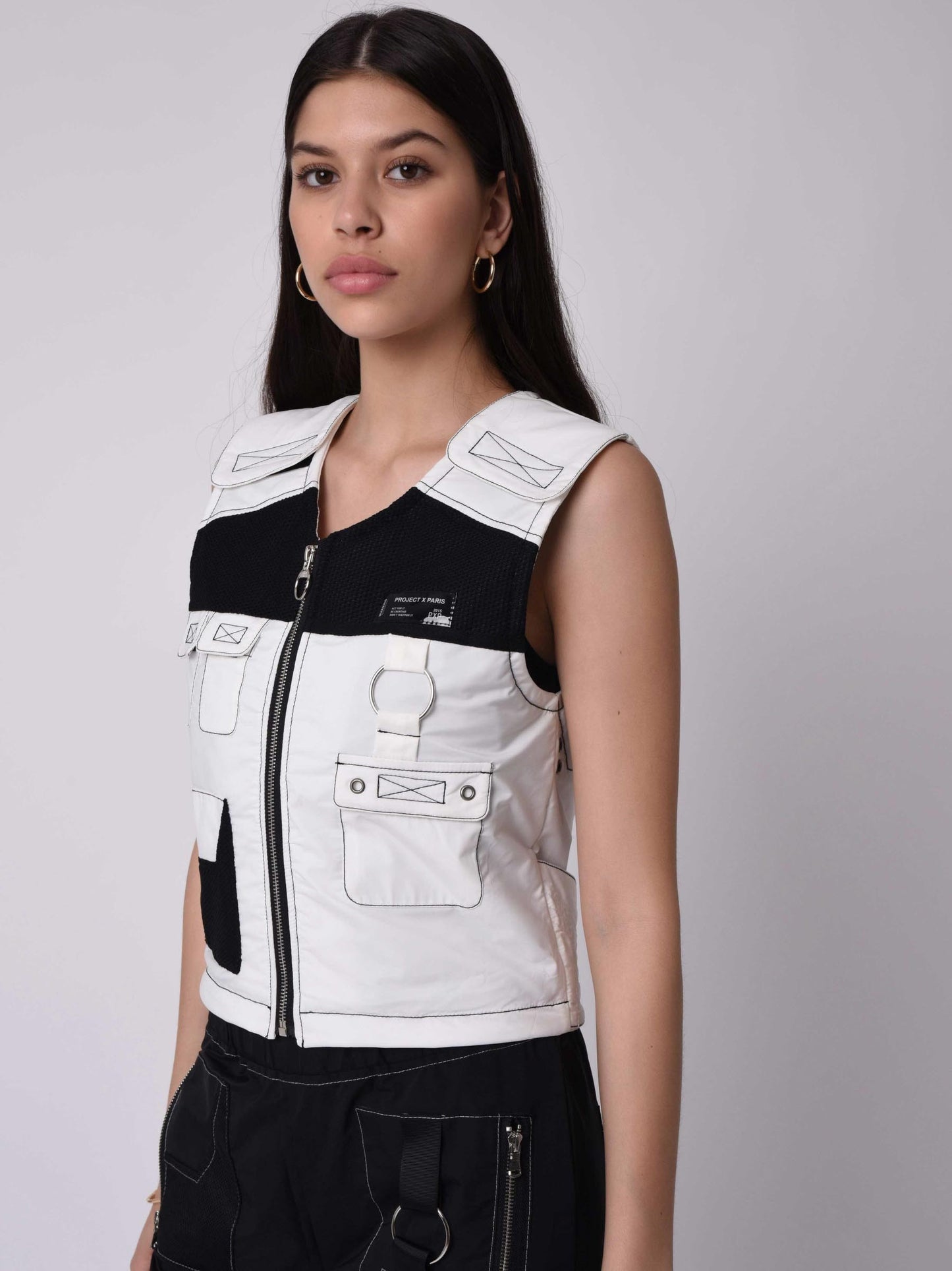 gilet-sans-manches-utility-coutures-contrastees-empiecement-mesh-f193069-blanc-modelshot