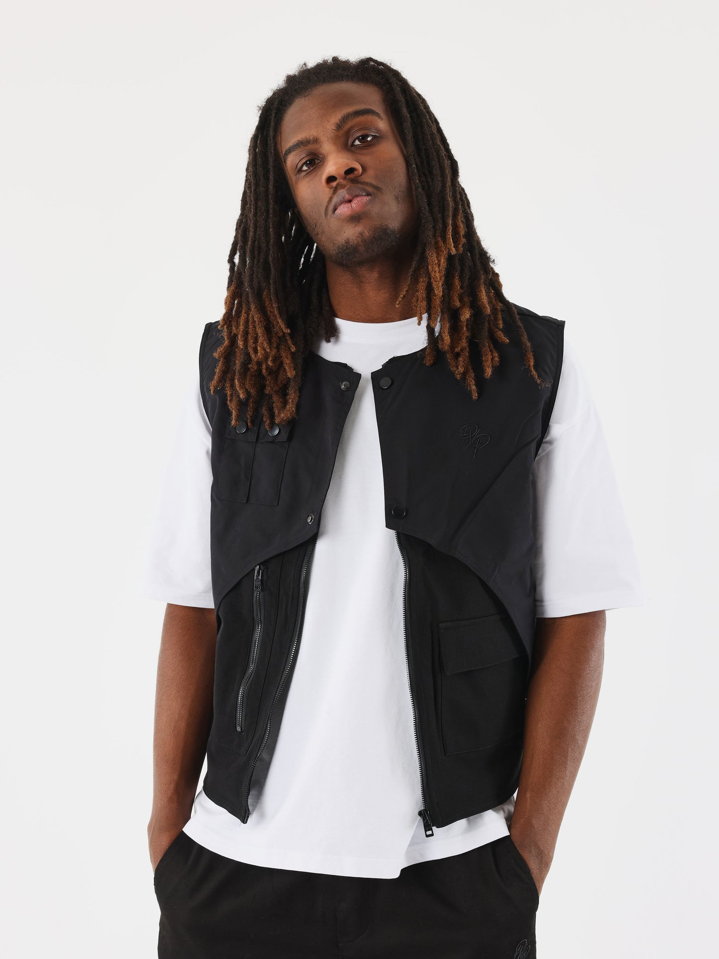 gilet-superposer-noir-modelshot