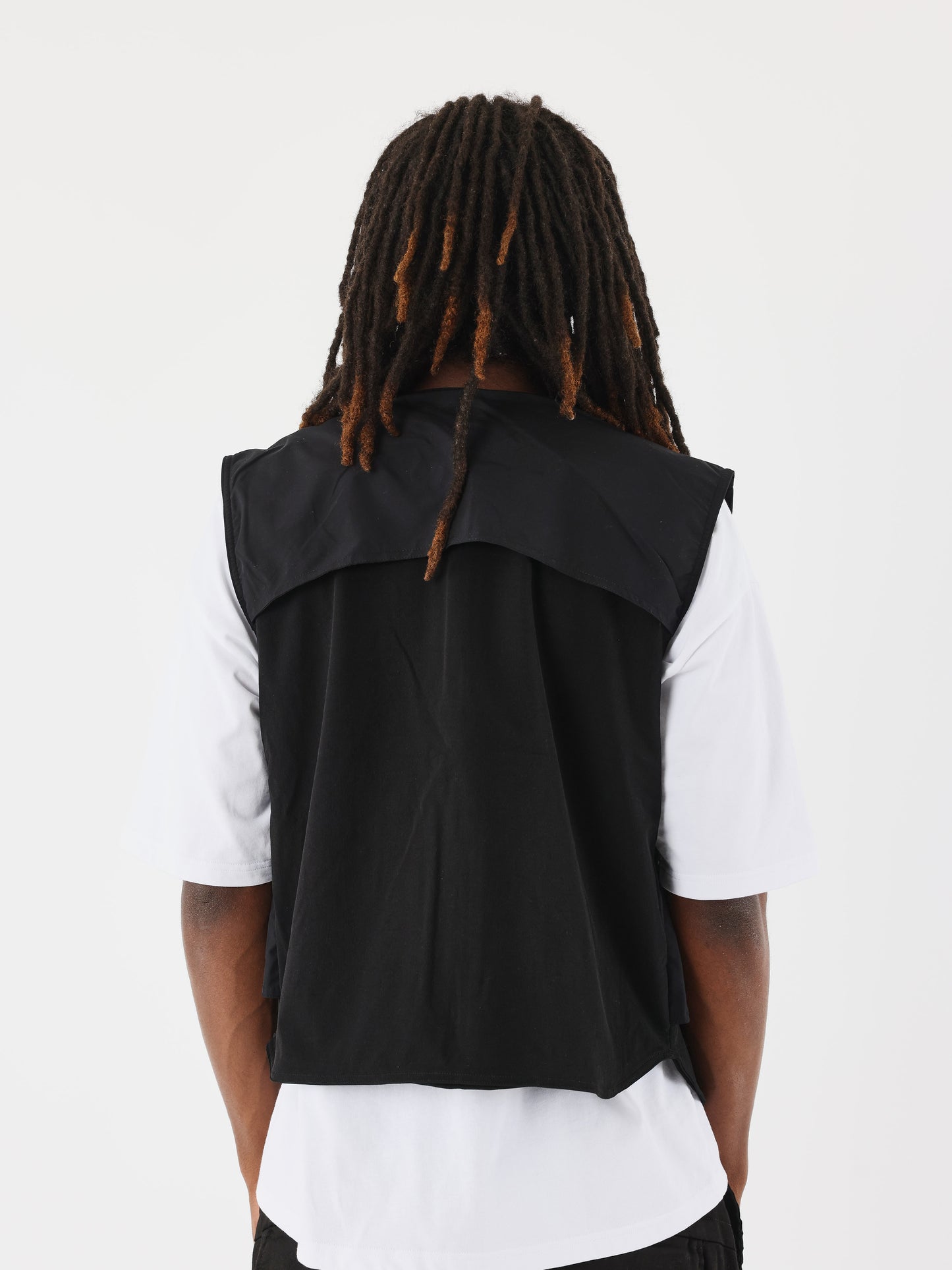 gilet-superposer-noir-modelshot