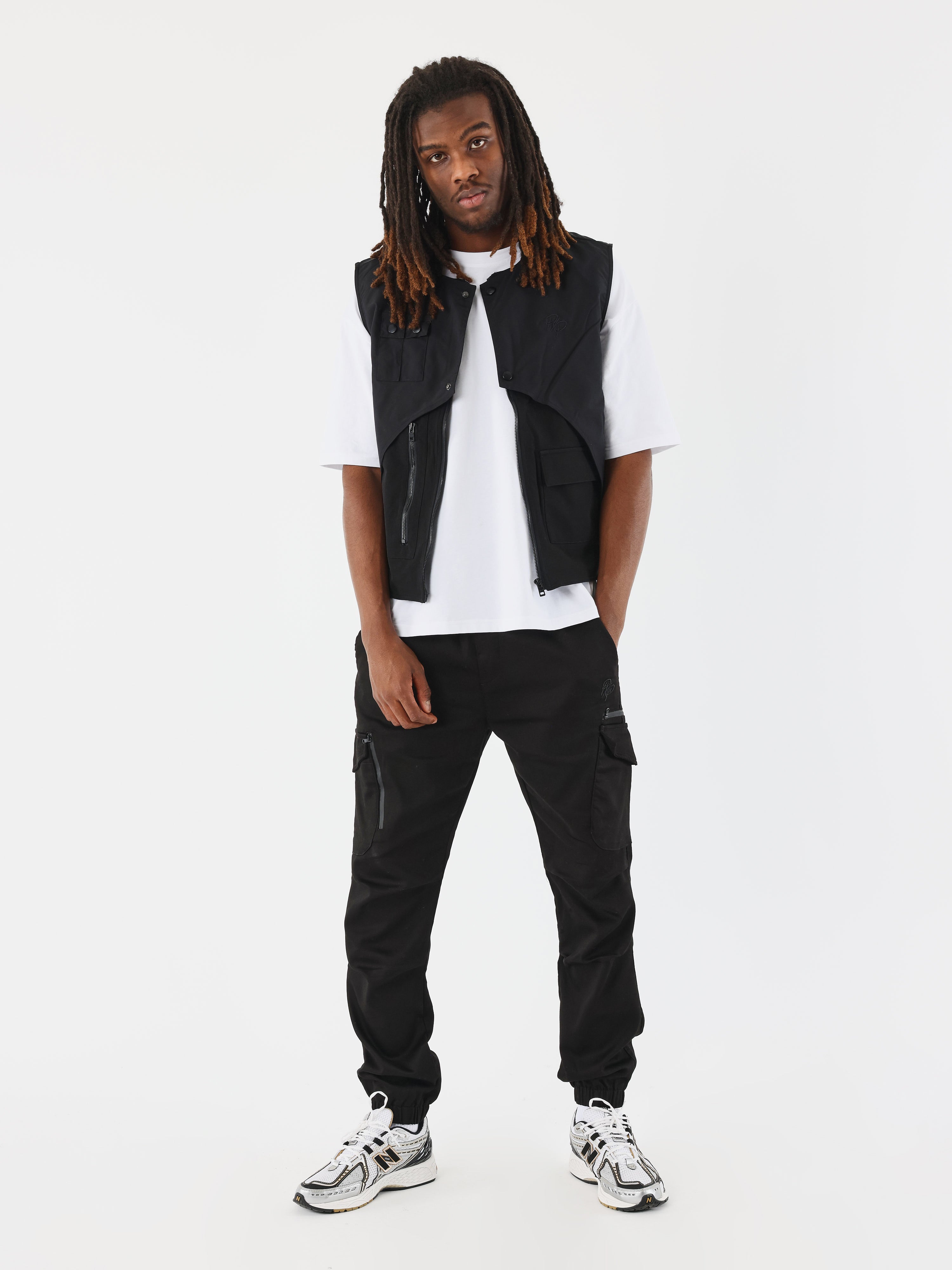 gilet-superposer-noir-modelshot