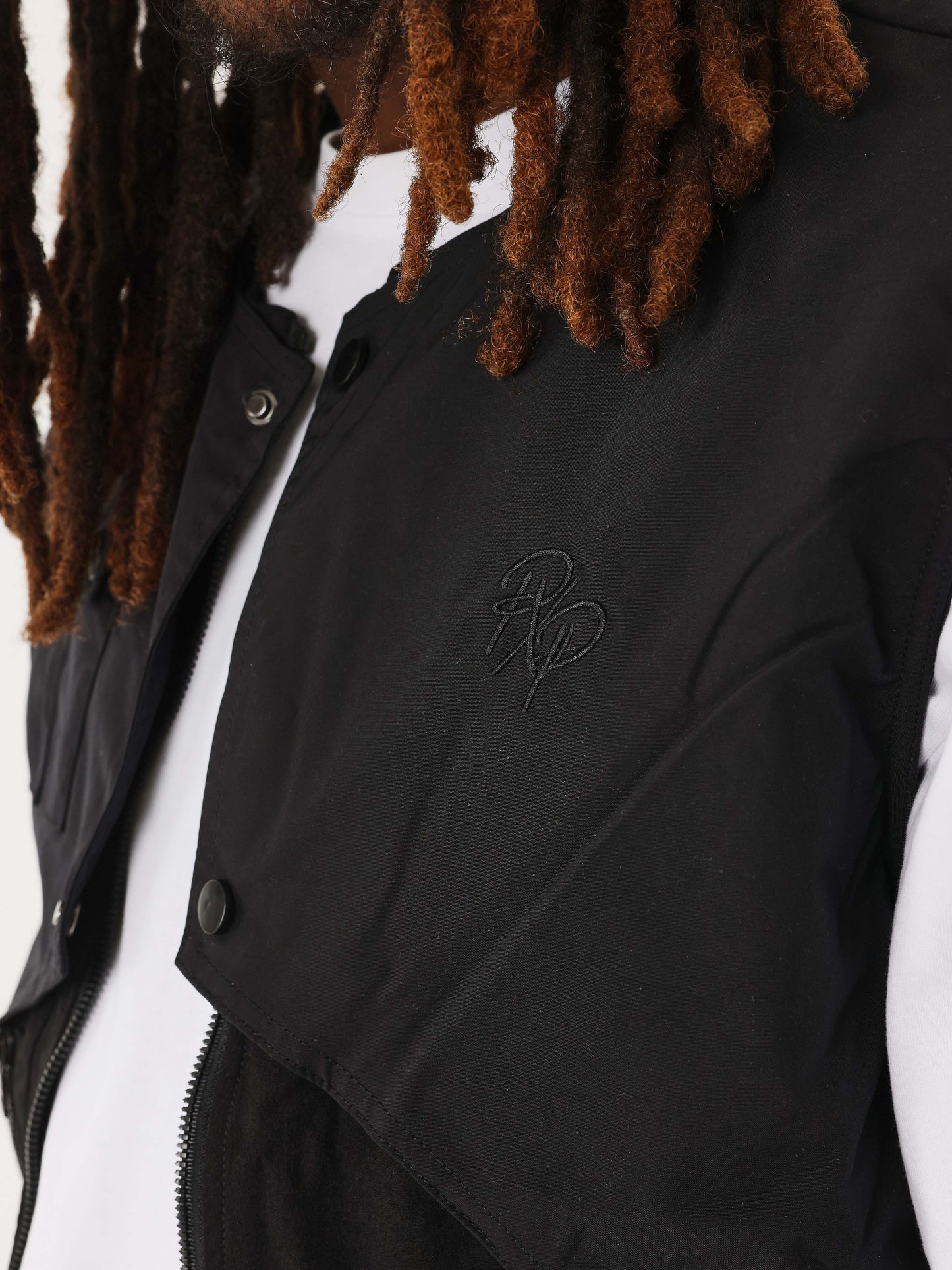 gilet-superposer-noir-detailshot