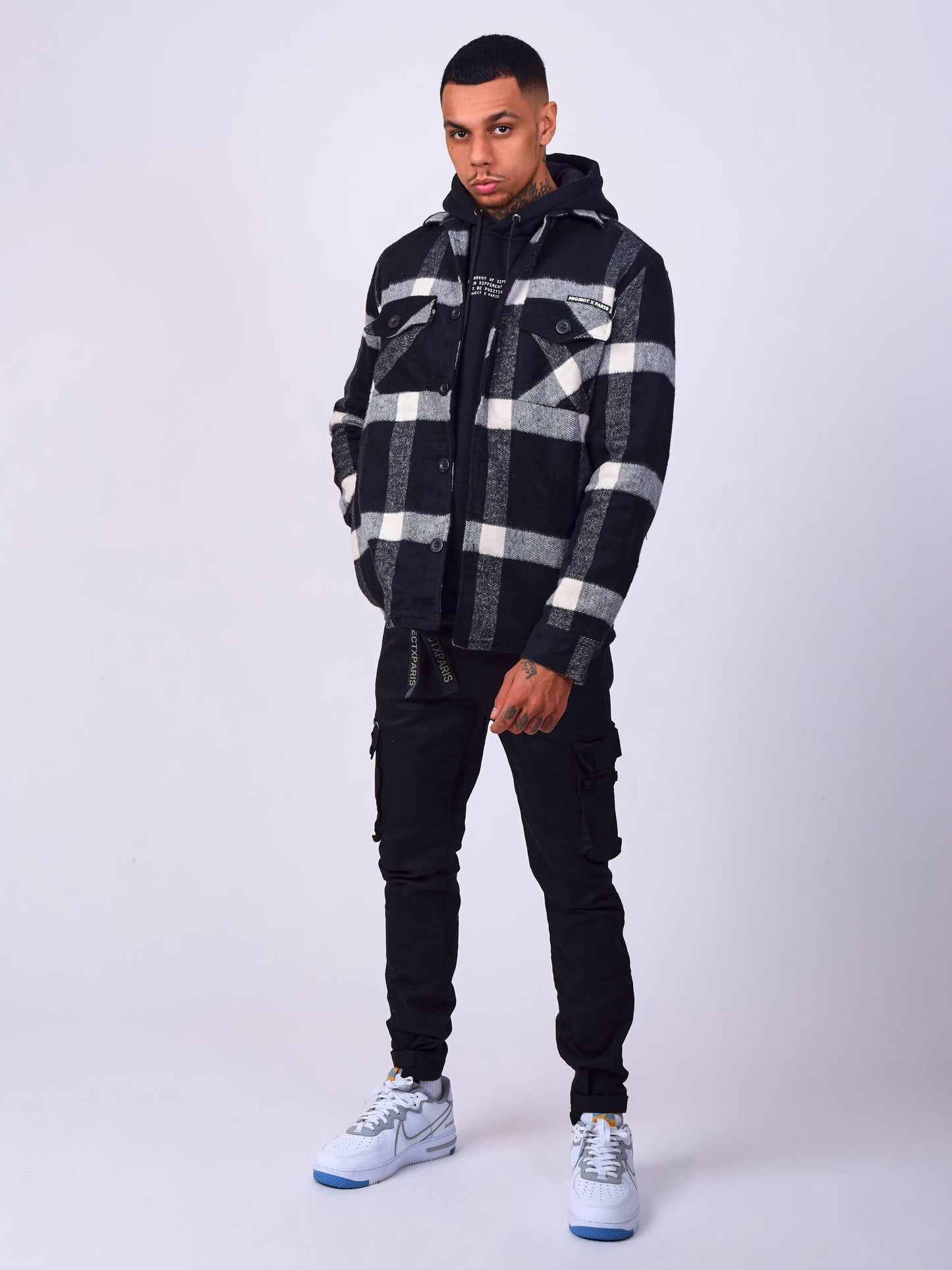 ih21611-noir