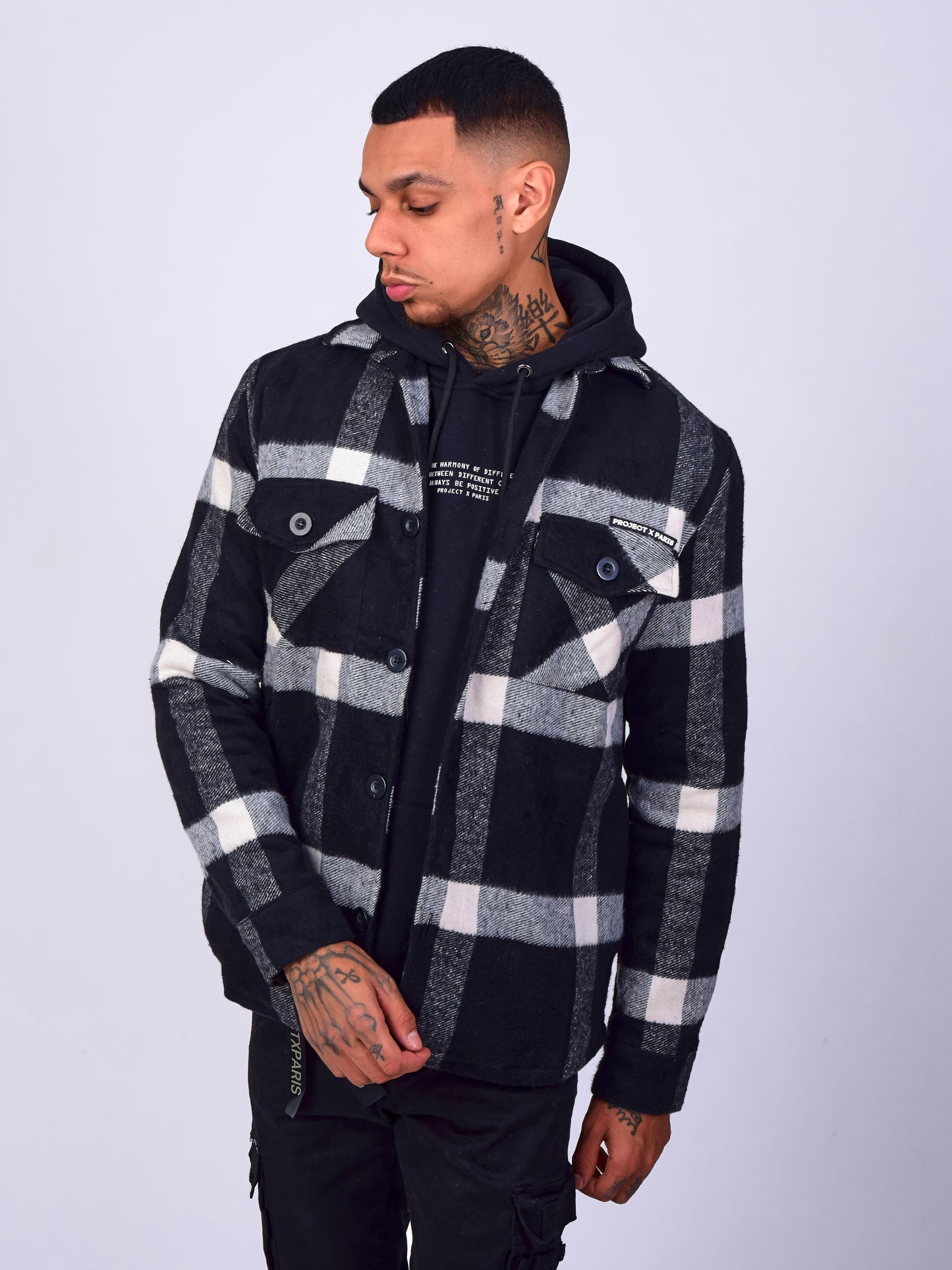 ih21611-noir