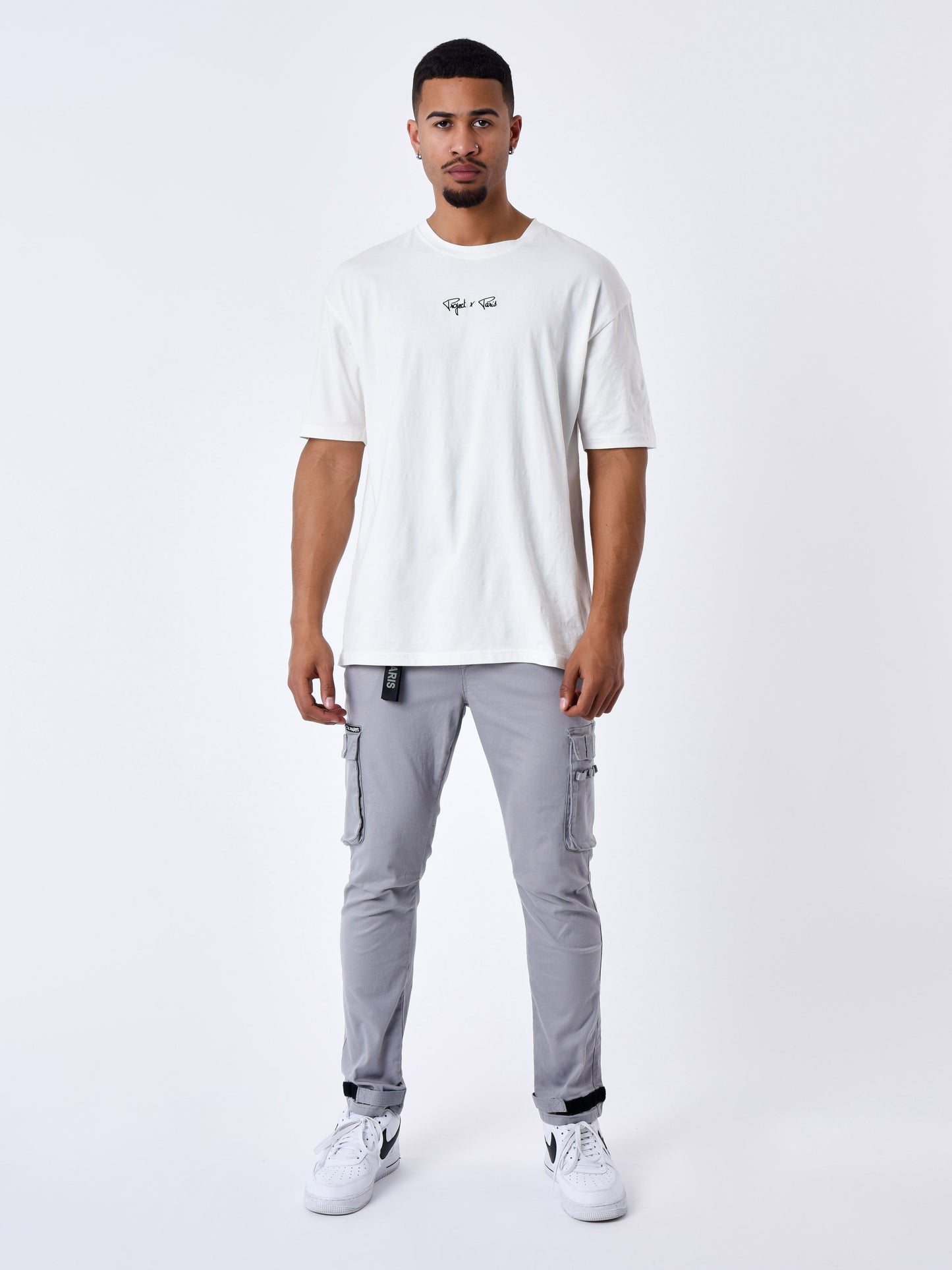 jean-cargo-poches-et-sangle-de-resserrement-en-bas-gris-clair