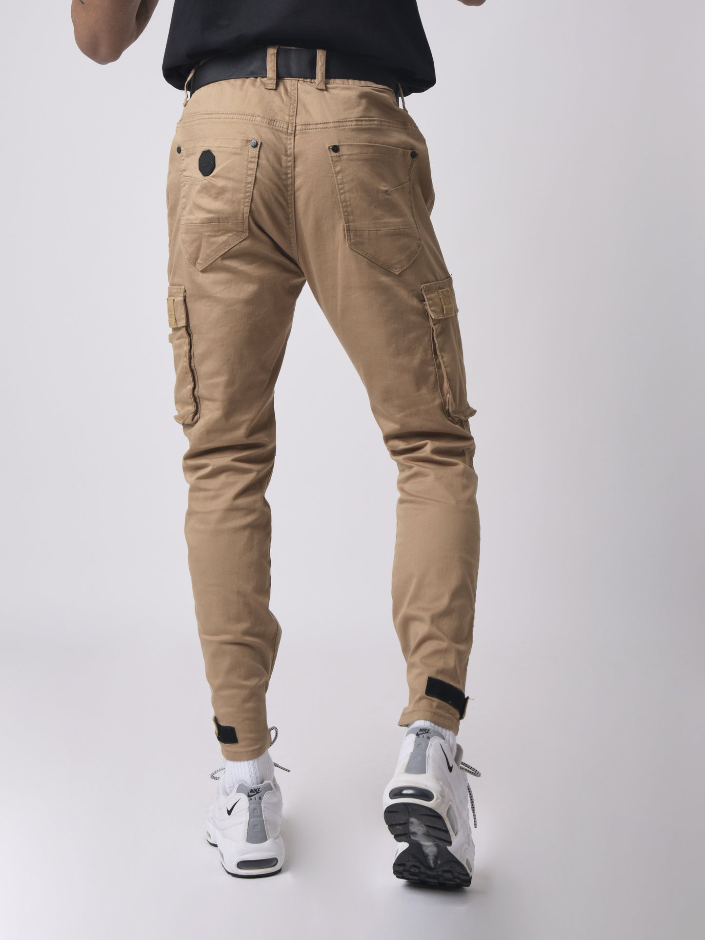jean-cargo-poches-et-sangle-de-resserrement-en-bas-camel