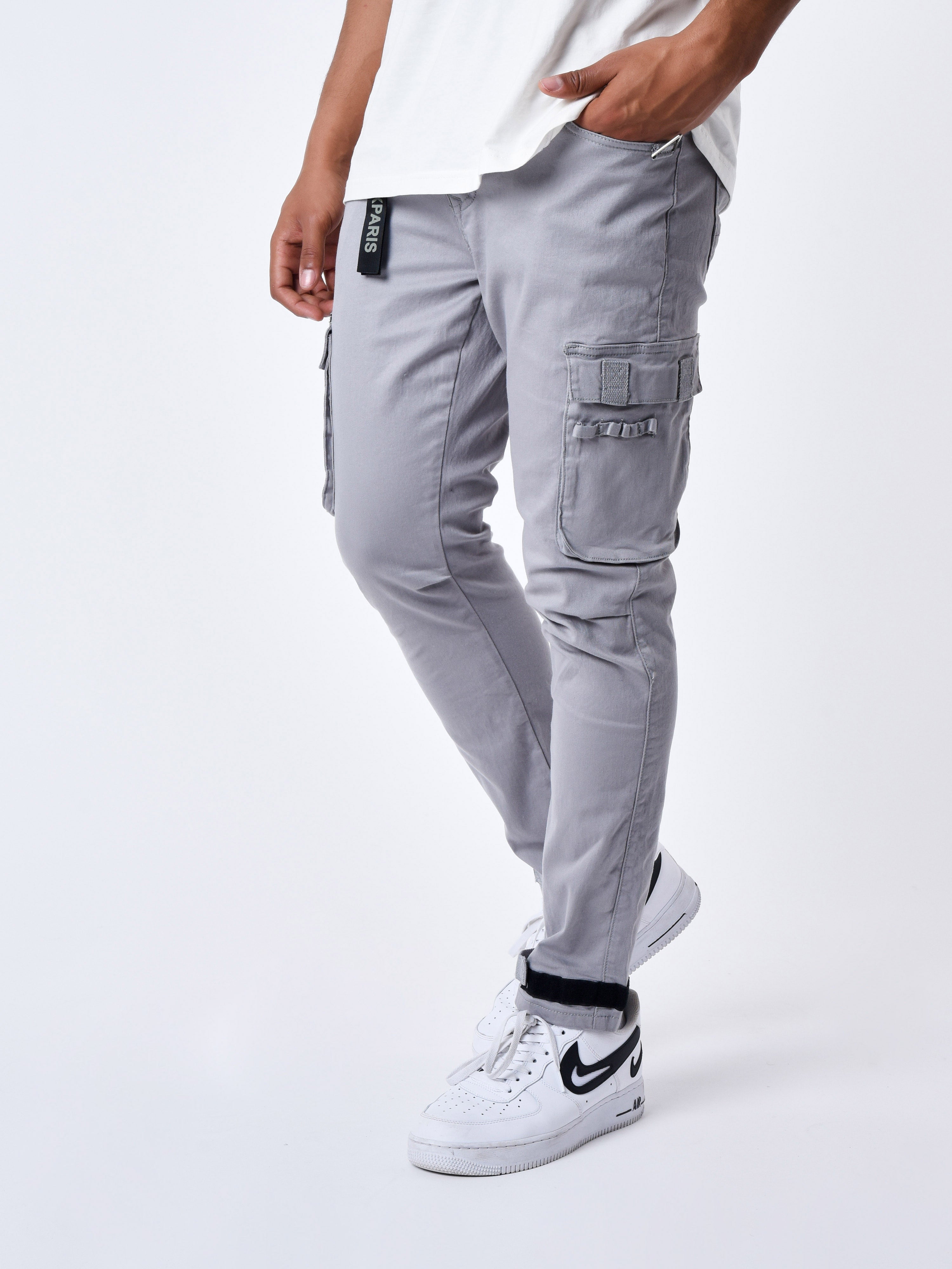 jean-cargo-poches-et-sangle-de-resserrement-en-bas-gris-clair