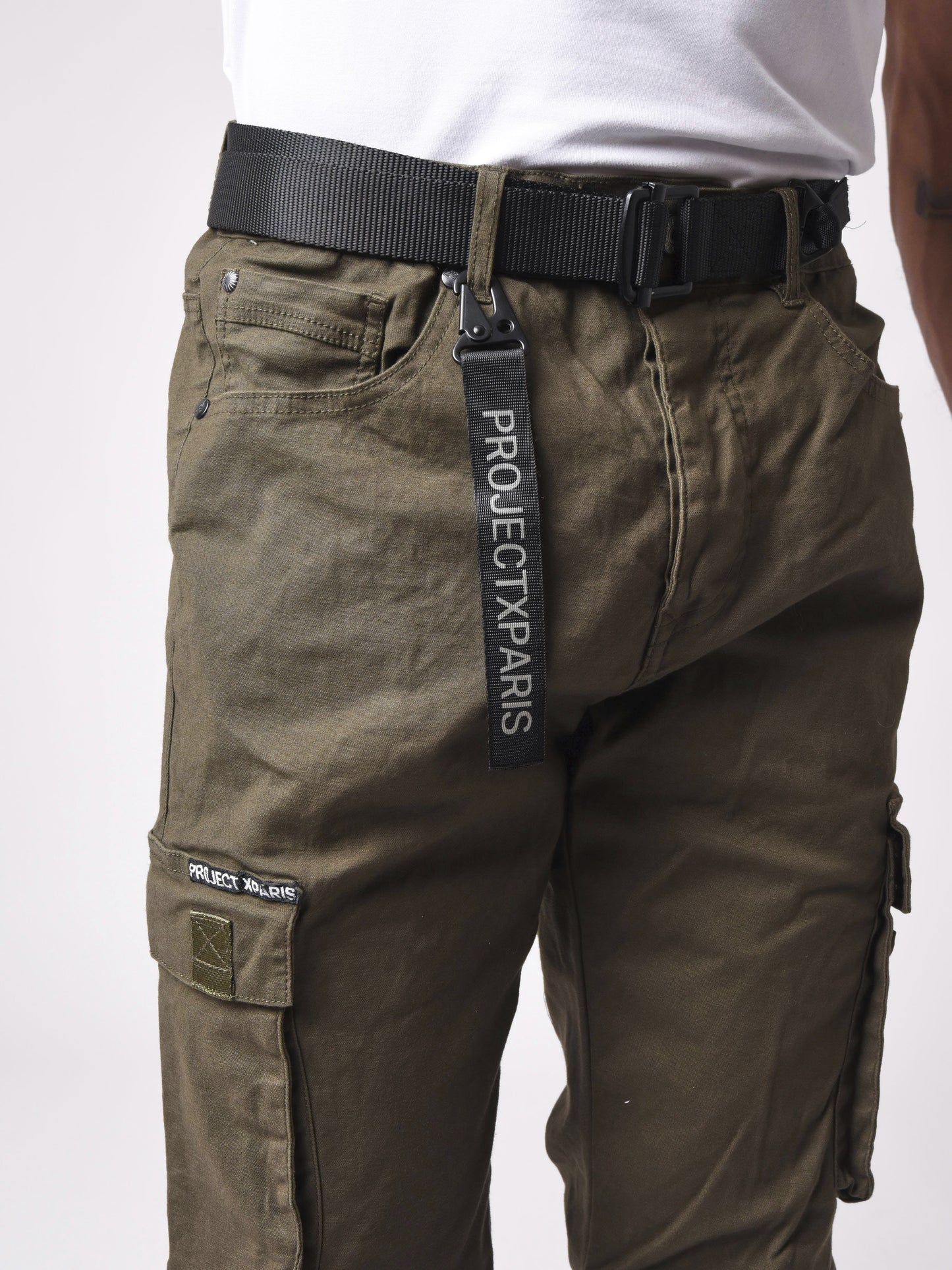 jean-cargo-poches-et-sangle-de-resserrement-en-bas-kaki