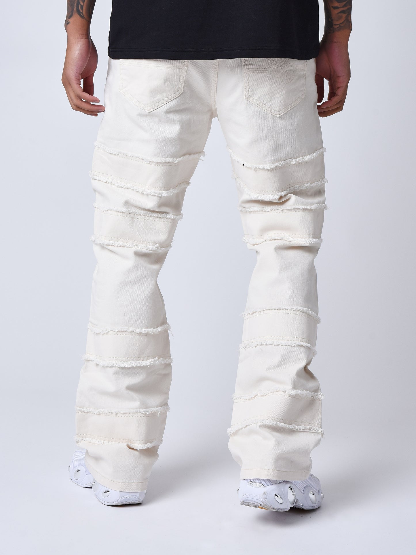 jeans-evase-a-details-effiloches-craie