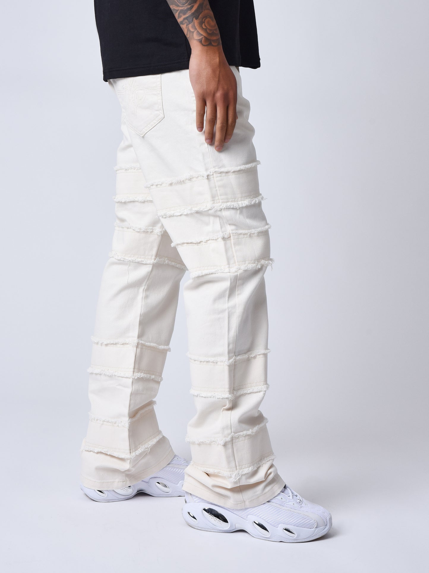 jeans-evase-a-details-effiloches-craie