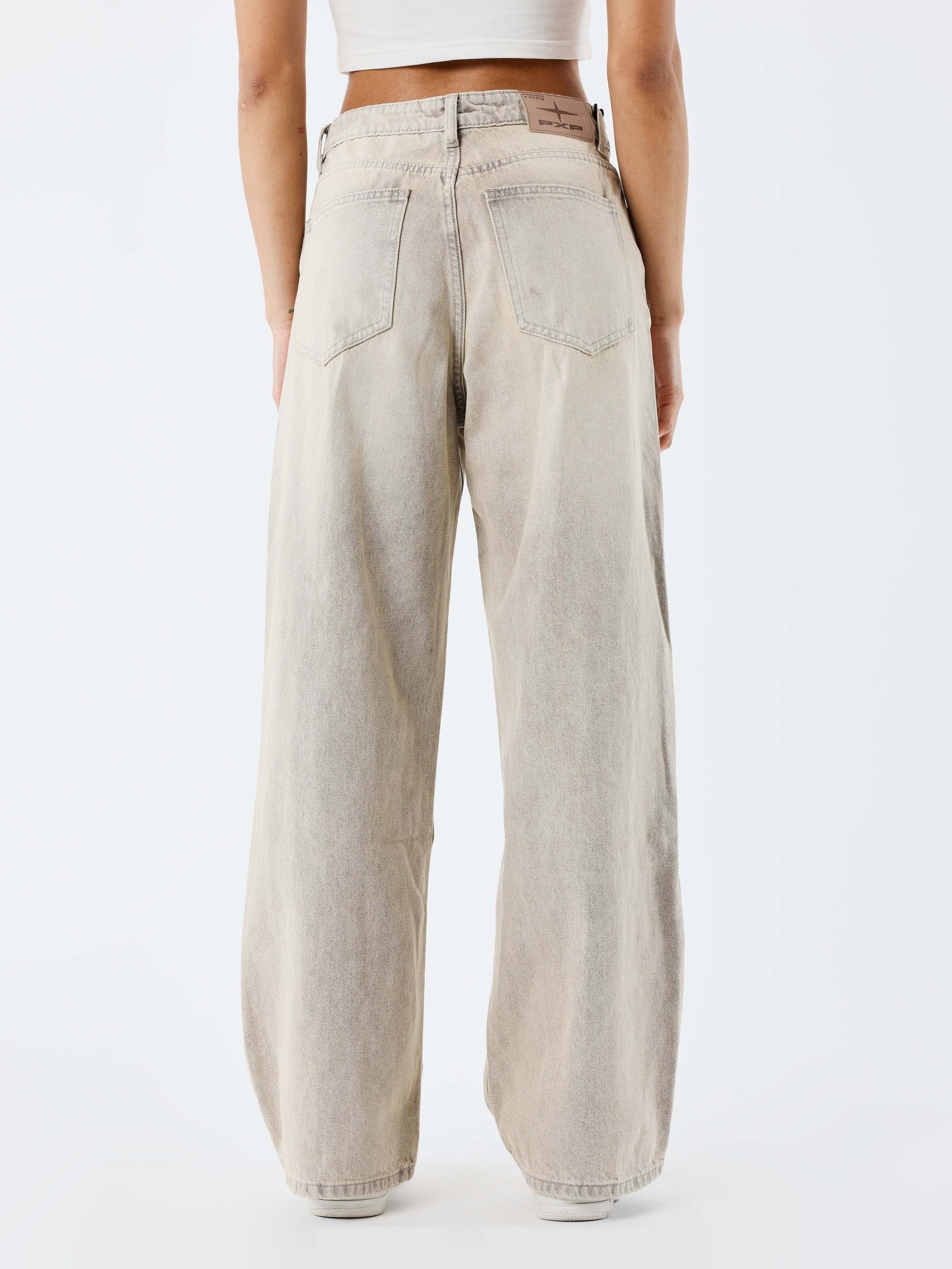 jeans-large-basic-beige-modelshot