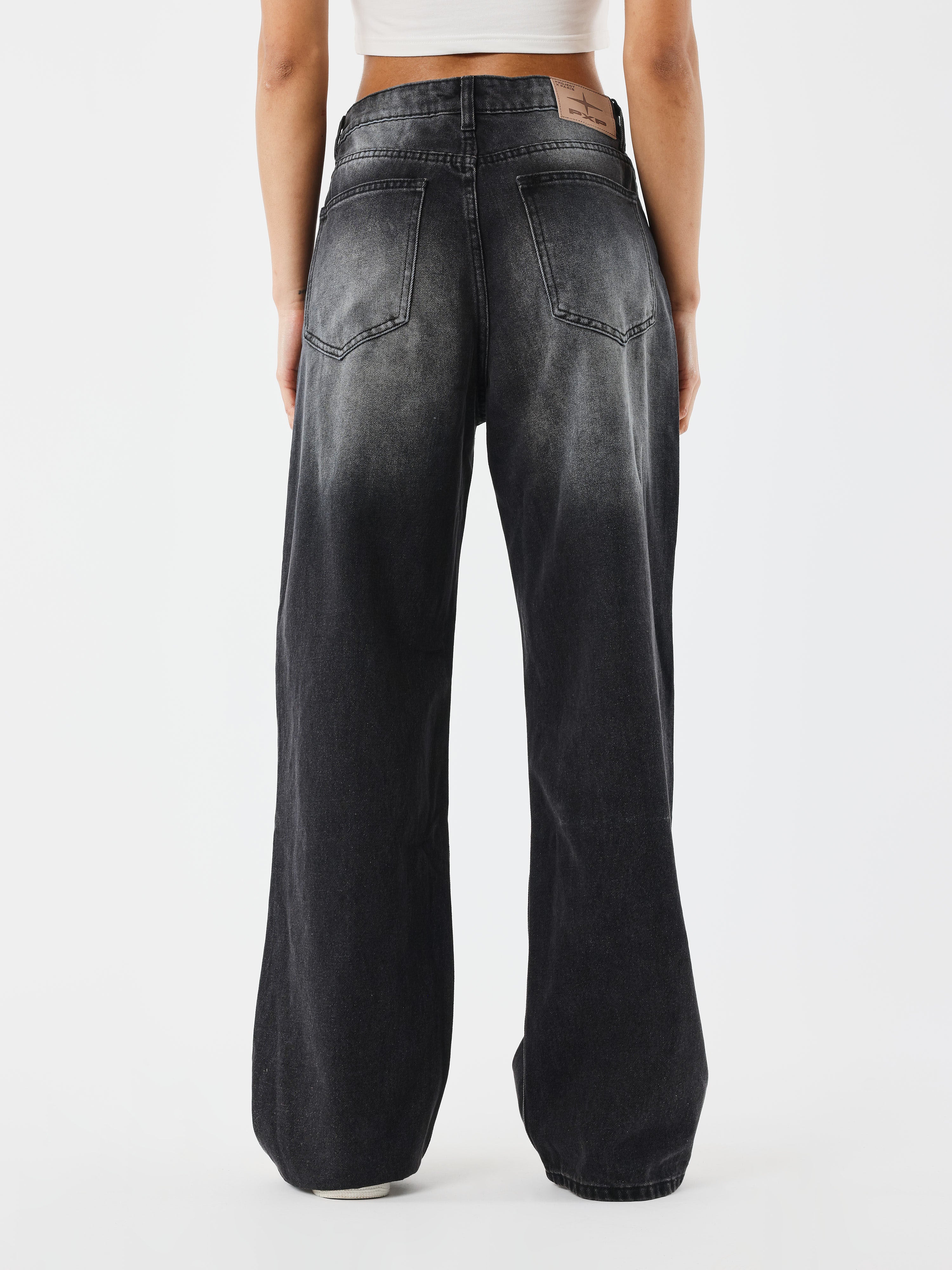 jeans-large-basic-noir-modelshot
