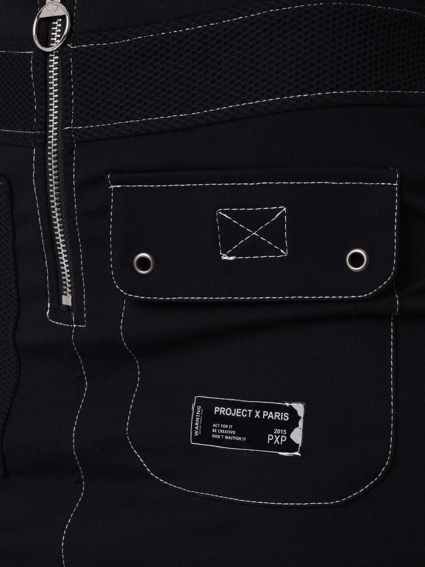 jupe-courte-couture-contraste-noir