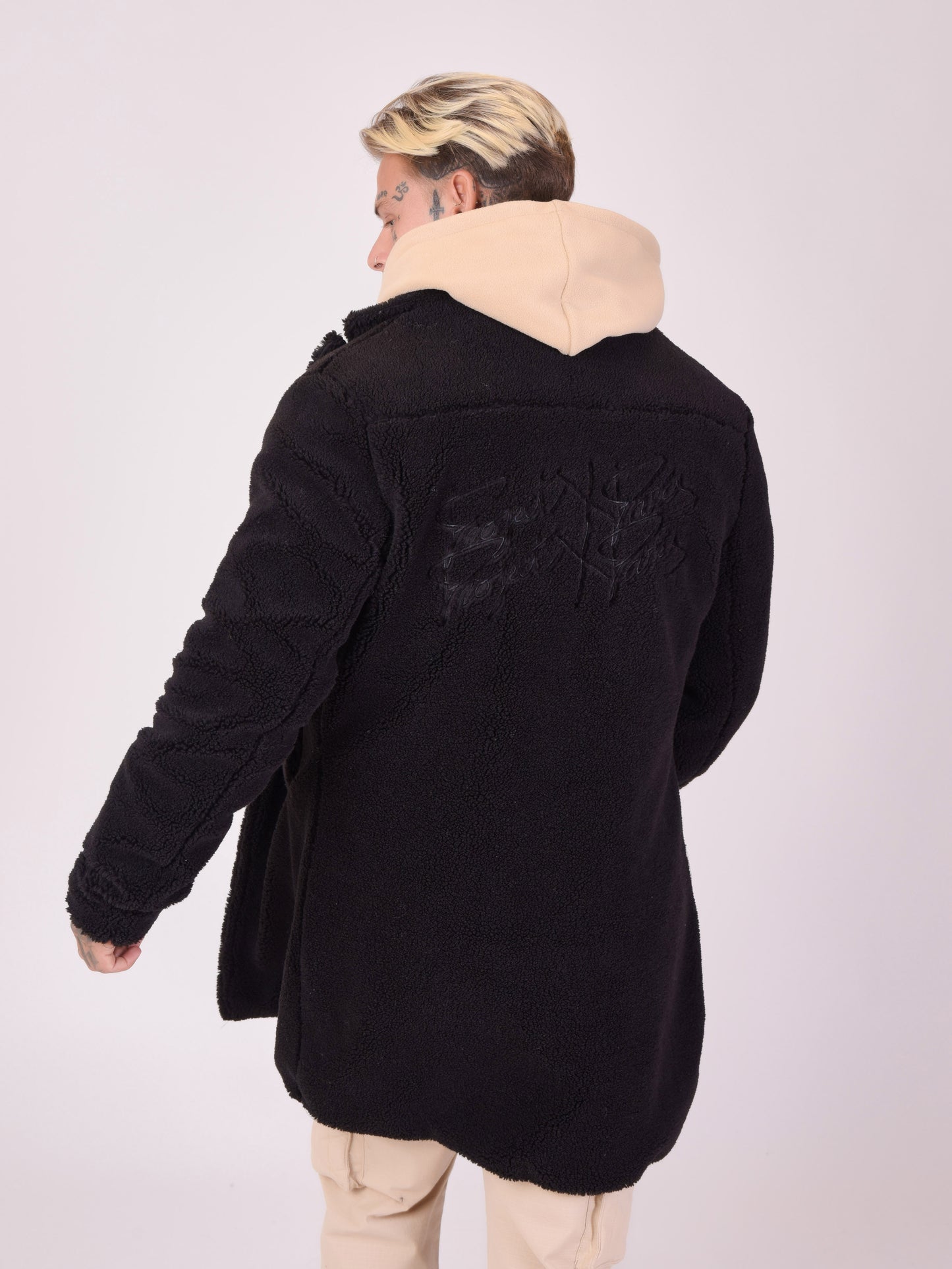 manteau-style-pilou-noir-modelshot