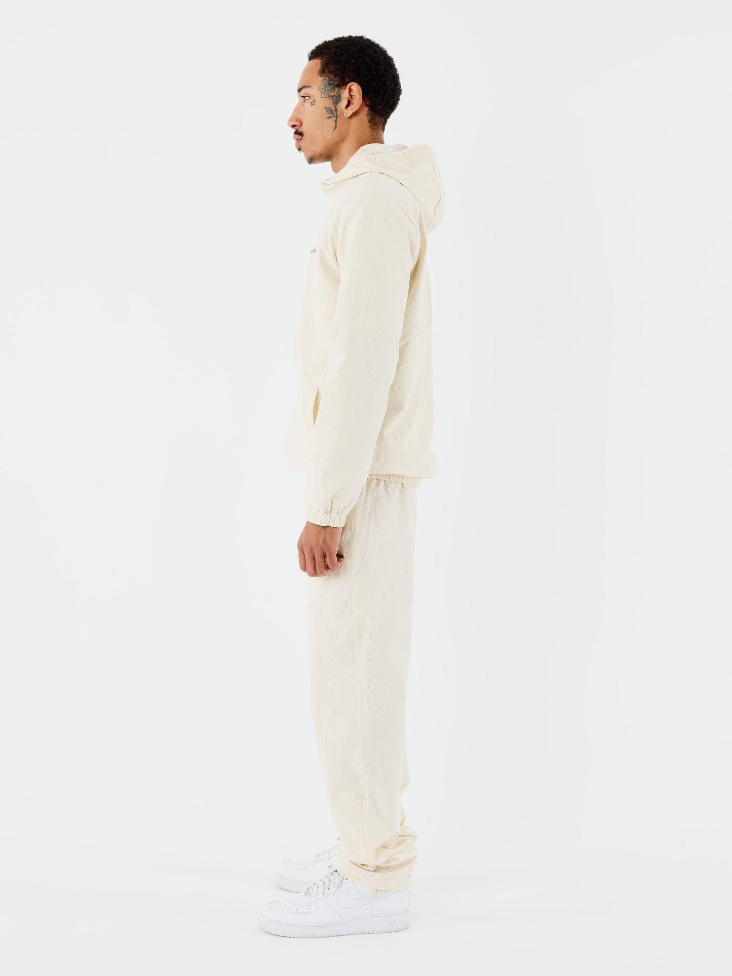 pantalon-a-details-brode-craie