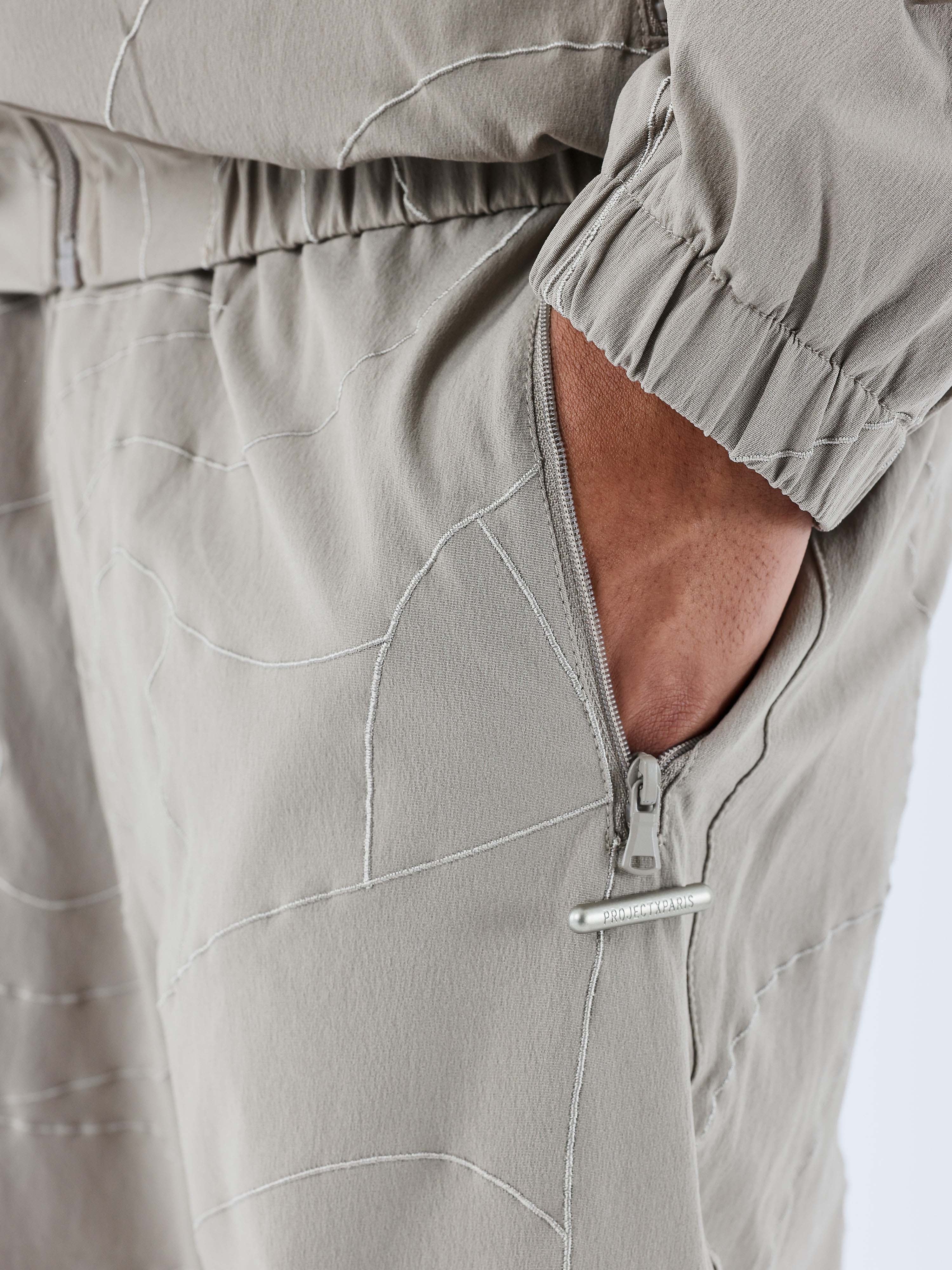 pantalon-a-details-brode-taupe
