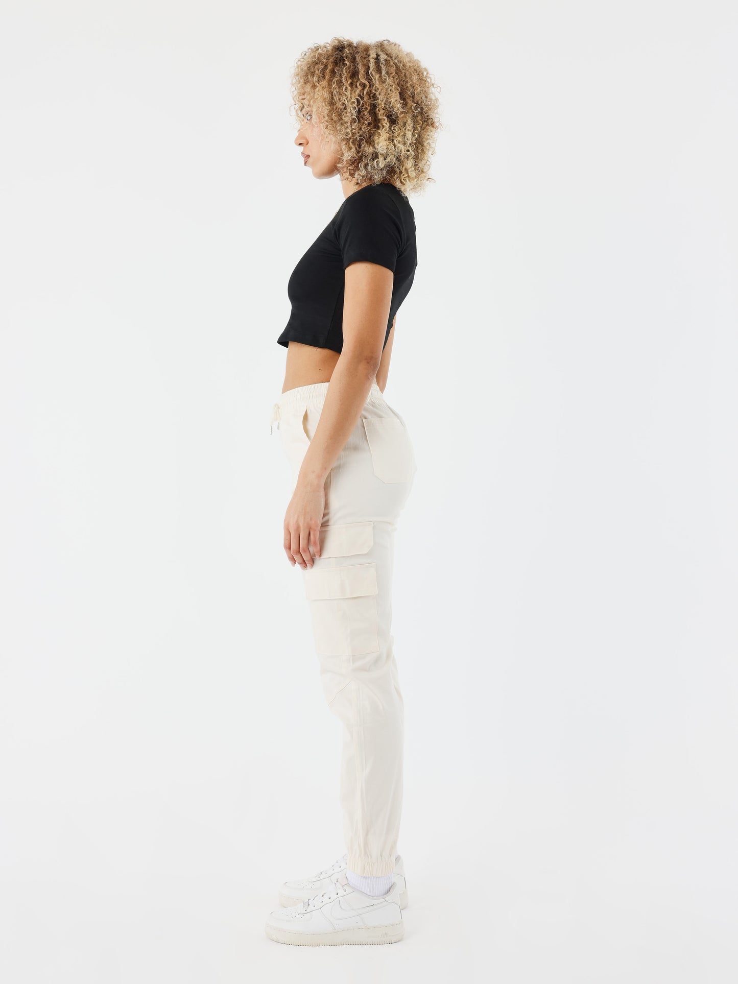 pantalon-a-poches-multiples-craie-modelshot