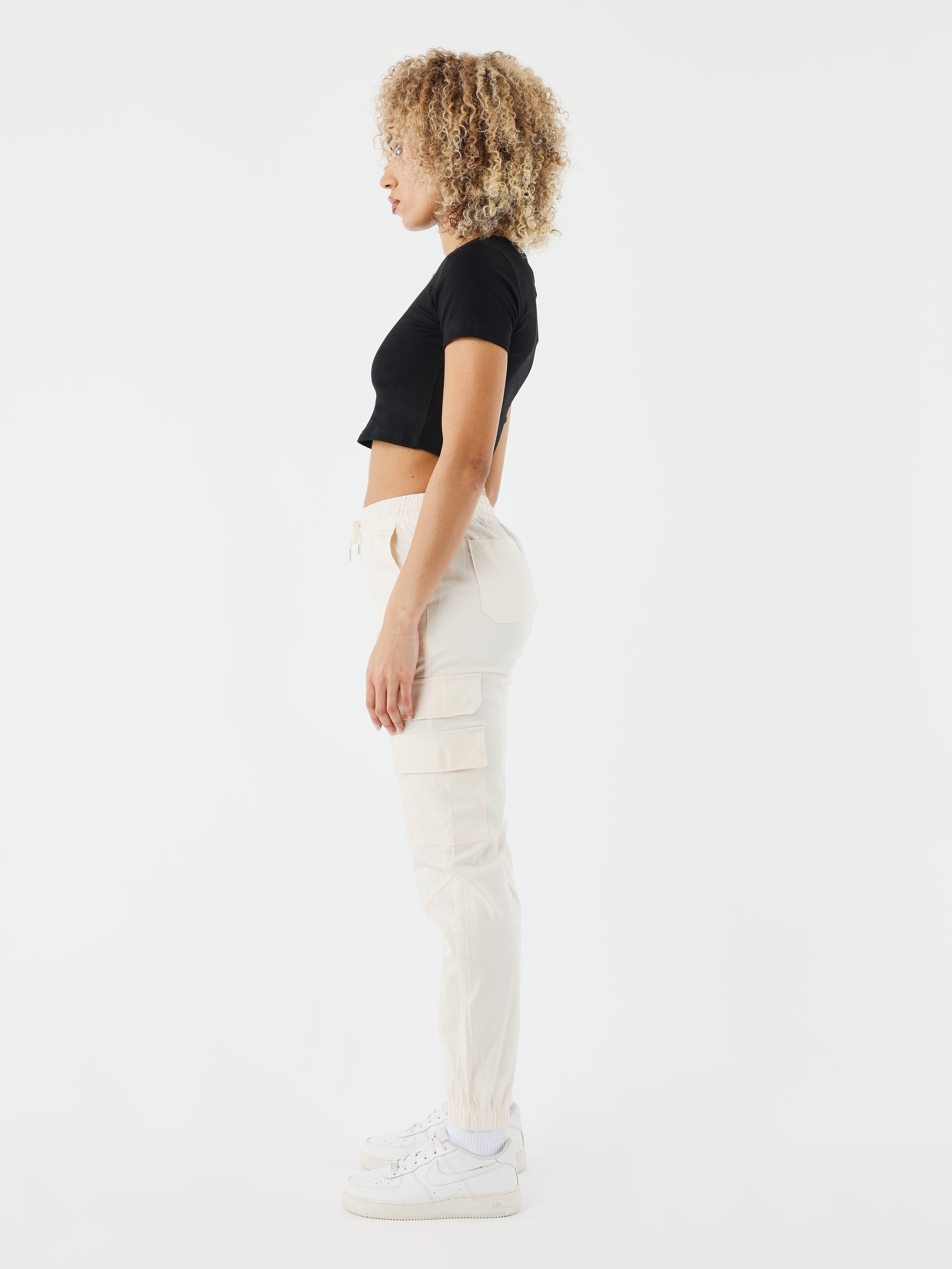 pantalon-a-poches-multiples-craie-modelshot