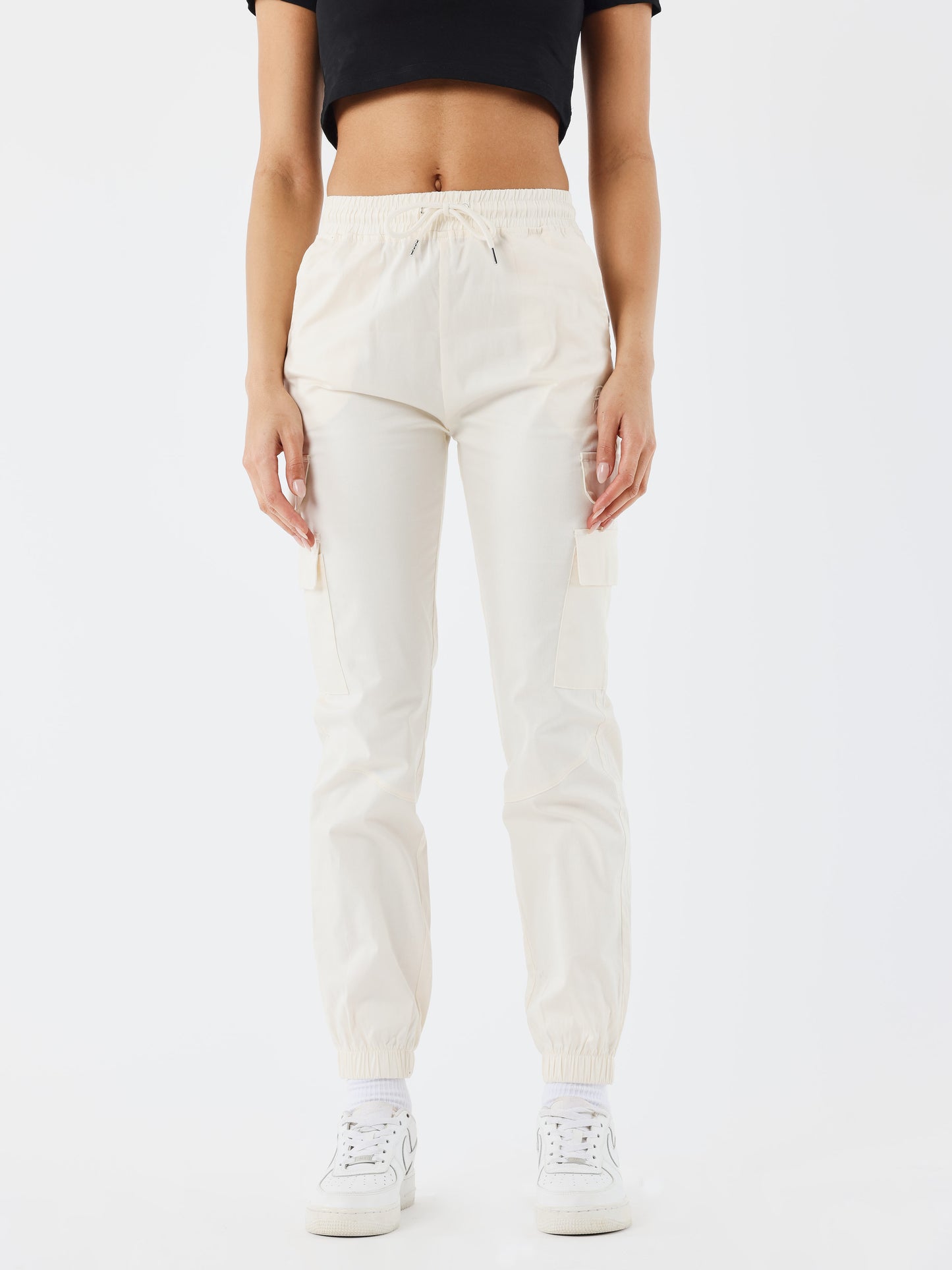 pantalon-a-poches-multiples-craie-modelshot