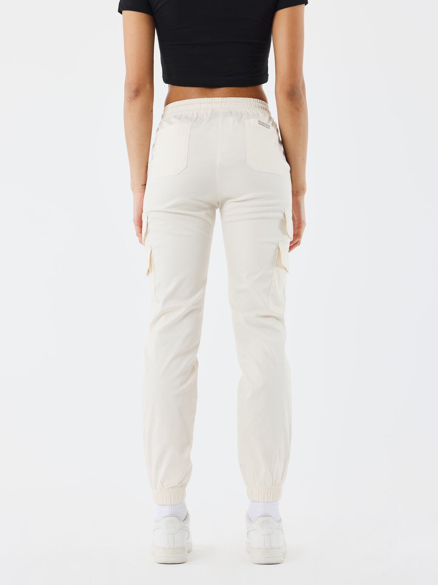 pantalon-a-poches-multiples-craie-modelshot