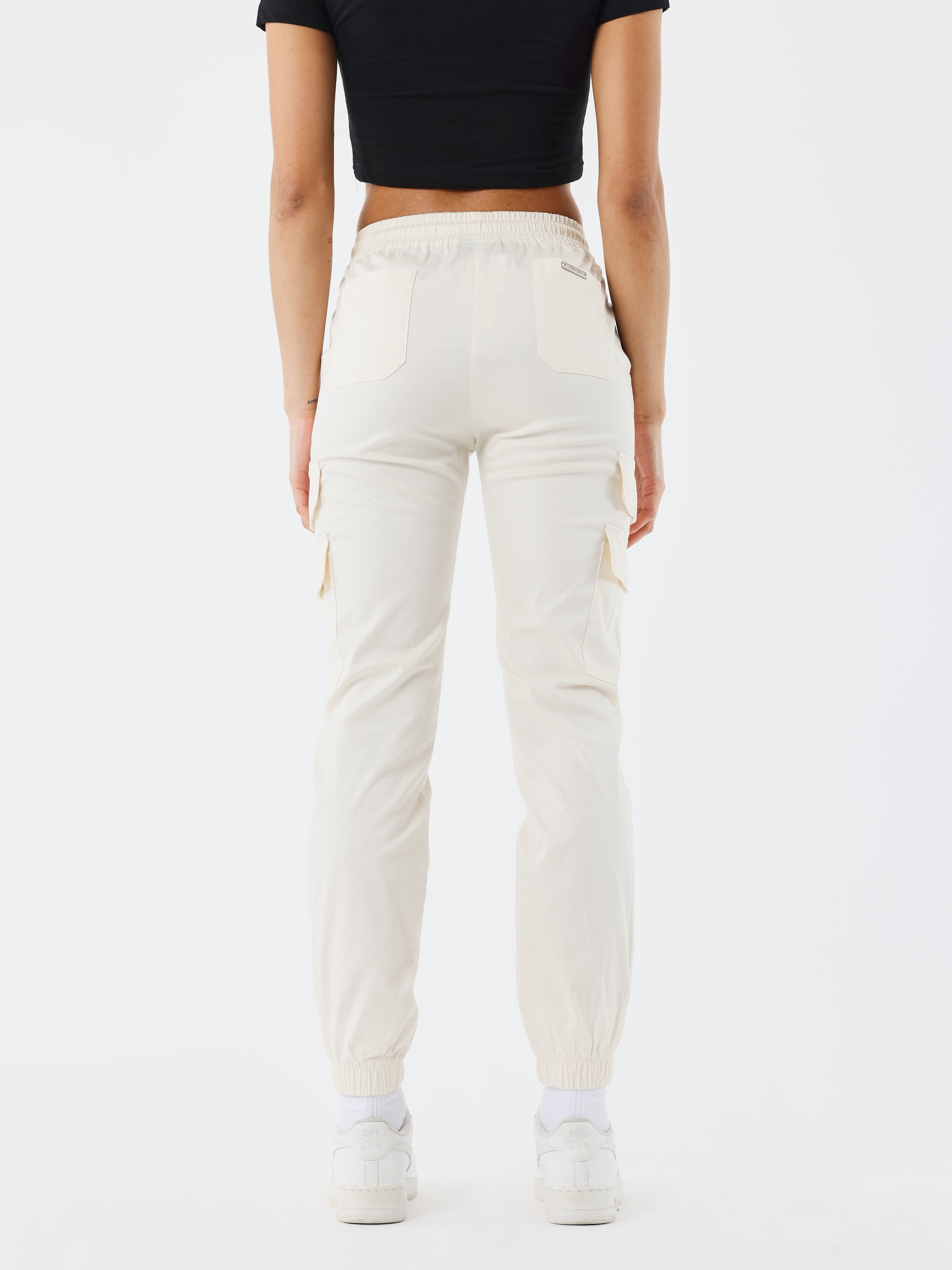 pantalon-a-poches-multiples-craie-modelshot