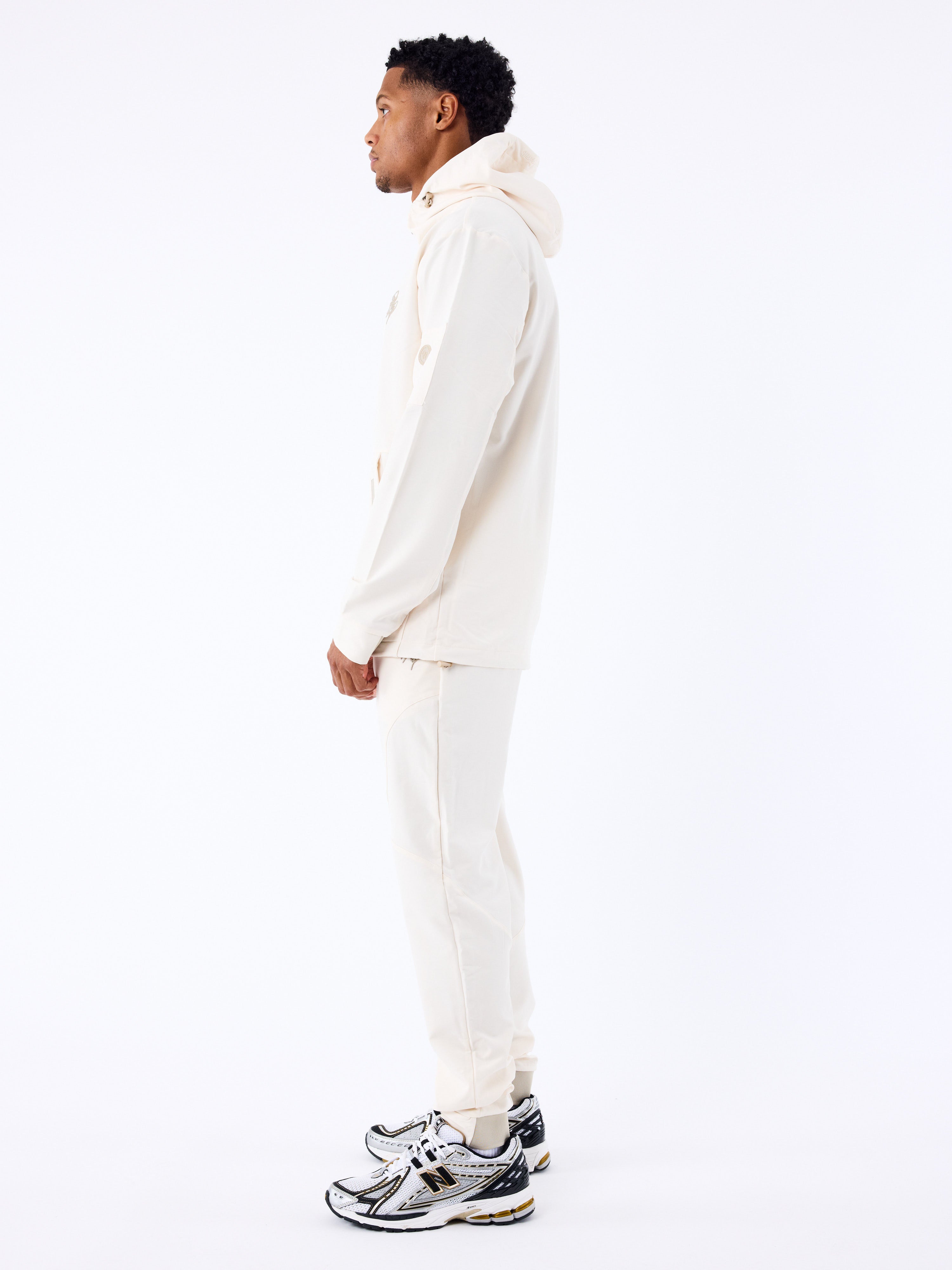 pantalon-cargo-technique-craie-modelshot