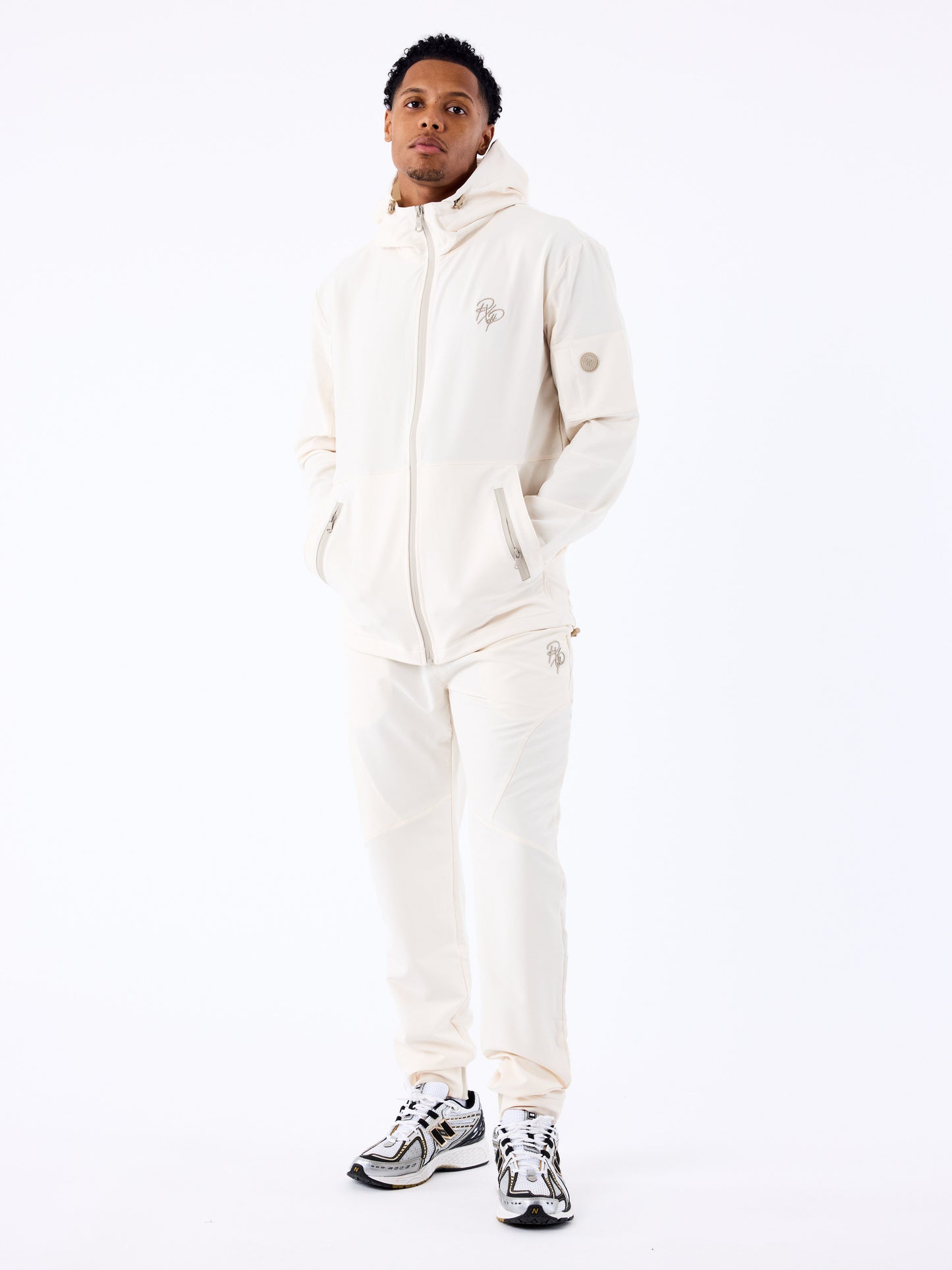 pantalon-cargo-technique-craie-modelshot