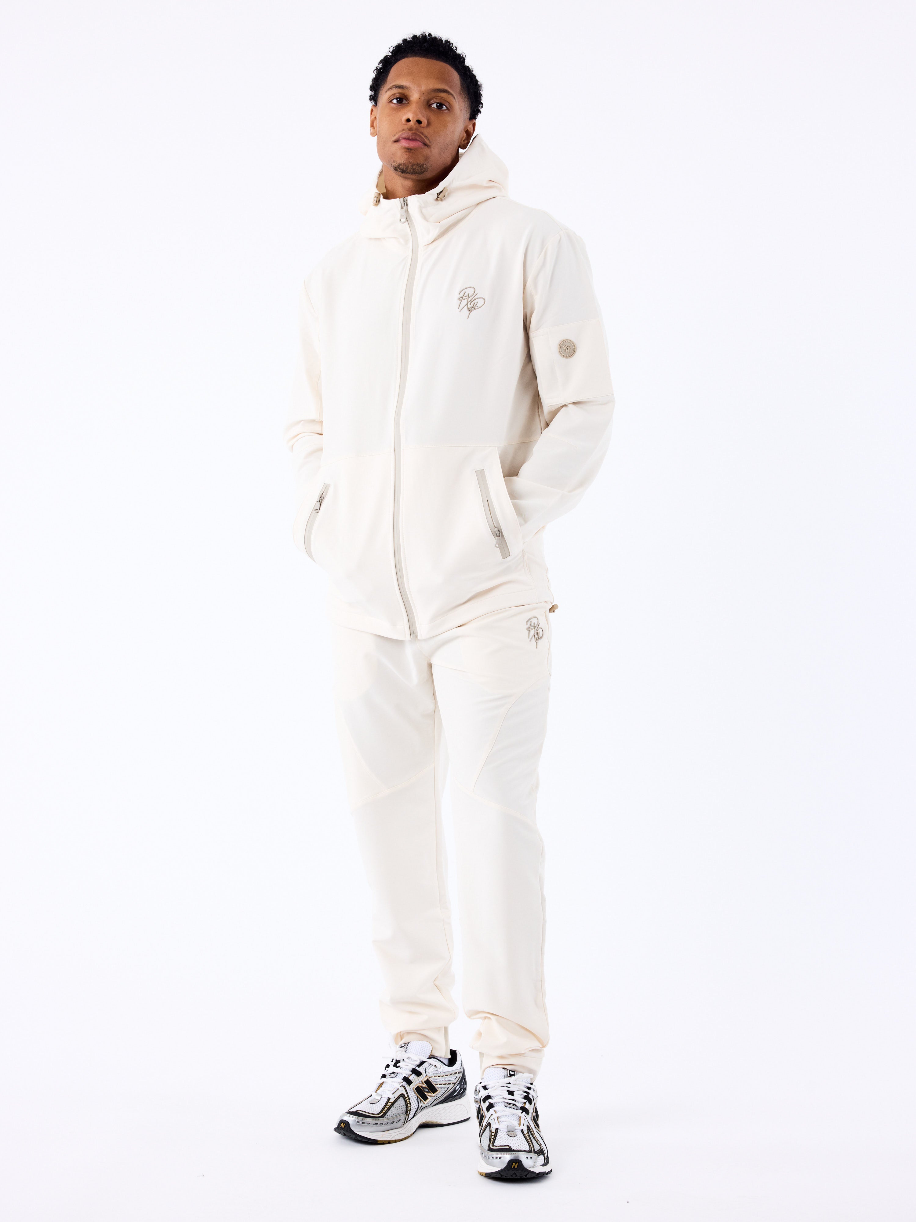 pantalon-cargo-technique-craie-modelshot