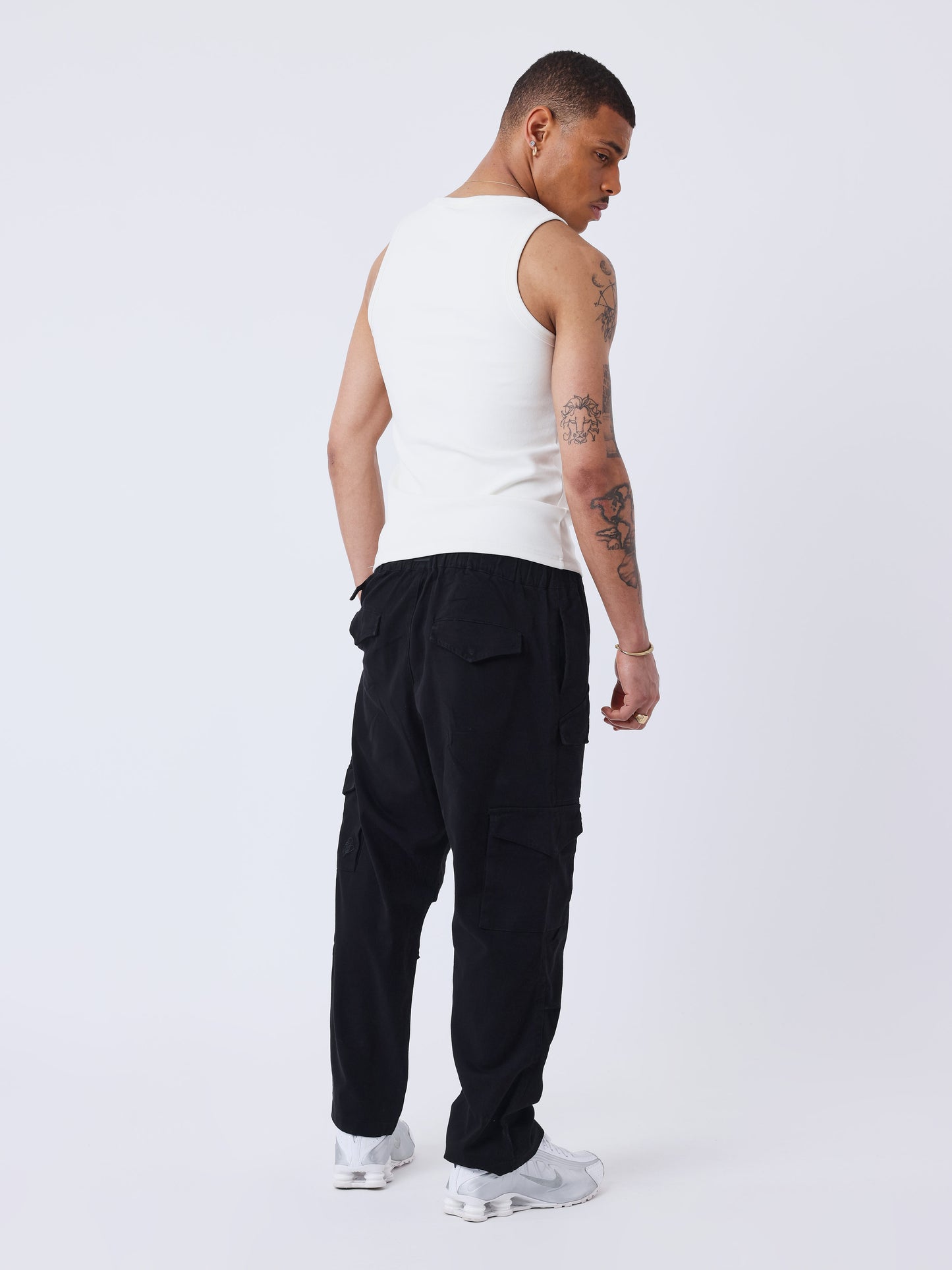 pantalon-cargo-technique-5365-noir-modelshot