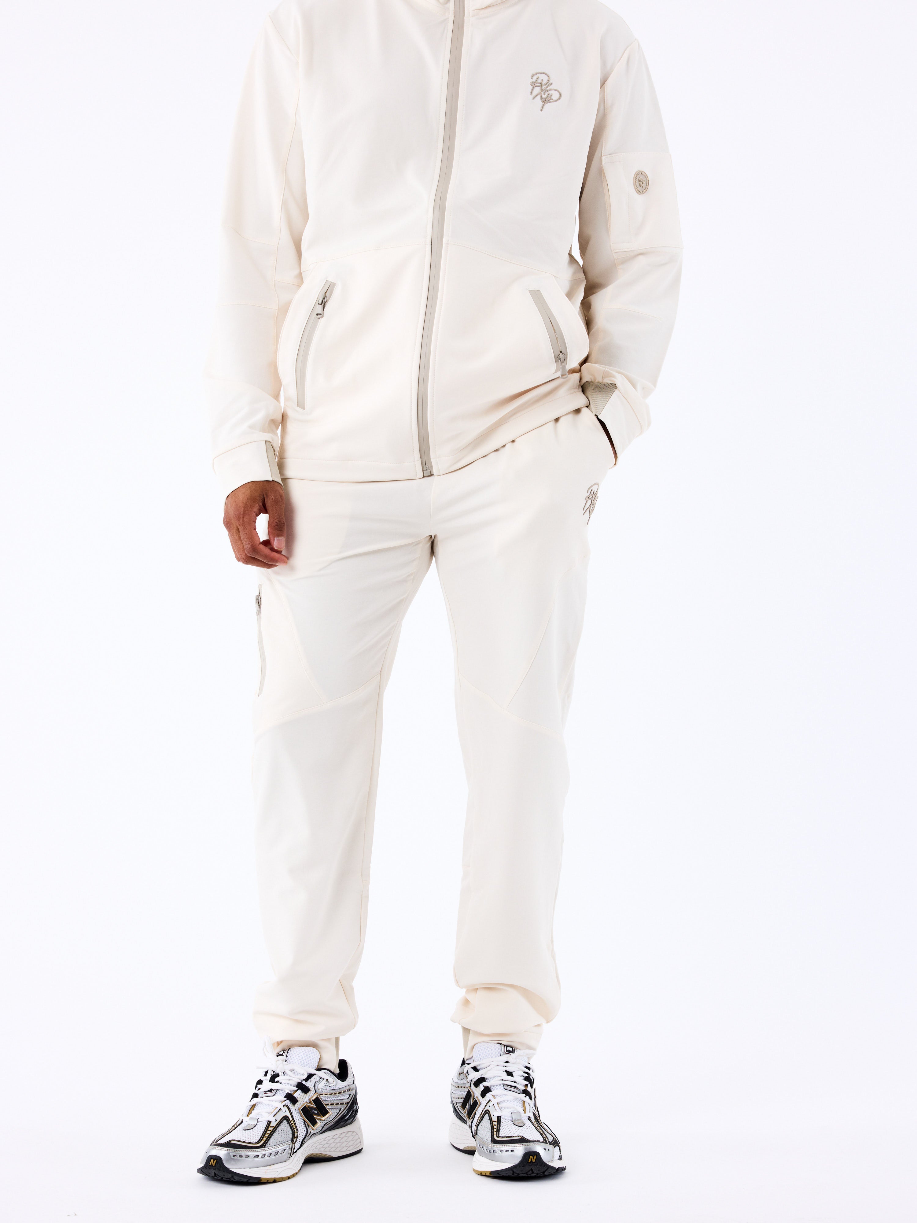 pantalon-cargo-technique-craie-modelshot