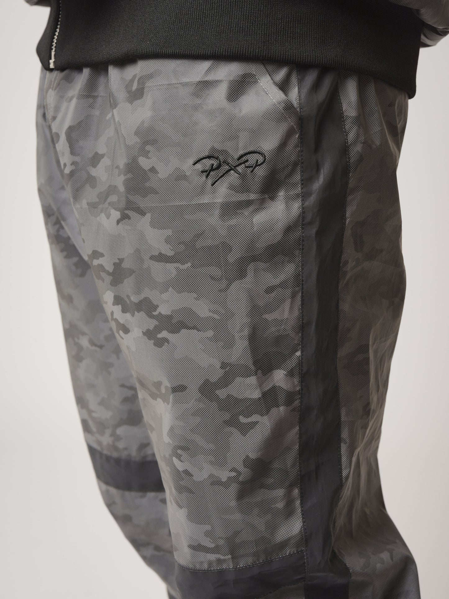 pantalon-de-jogging-bi-matiere-reflechissante-motif-camouflage-2040091-noir