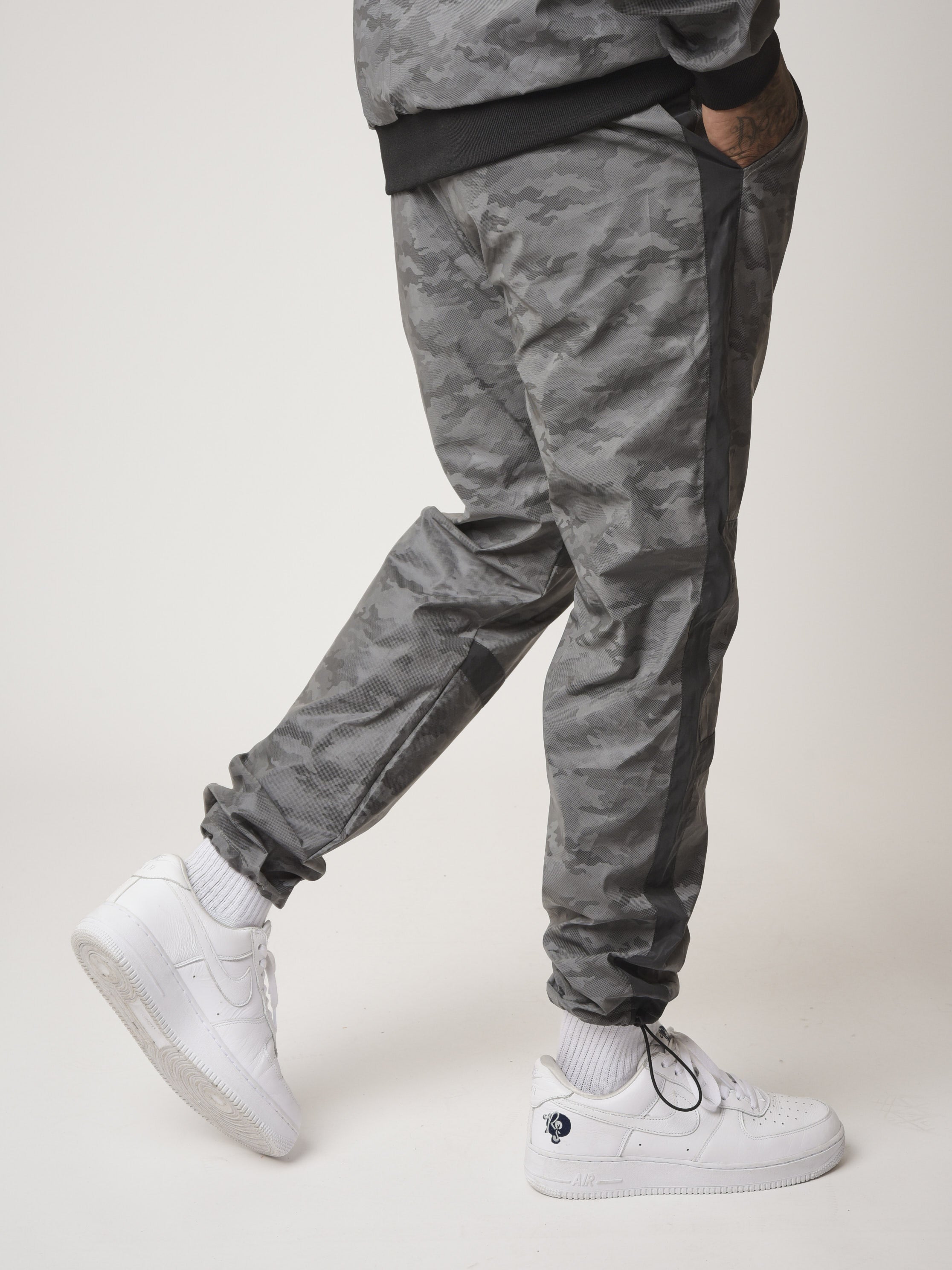pantalon-de-jogging-bi-matiere-reflechissante-motif-camouflage-2040091-noir